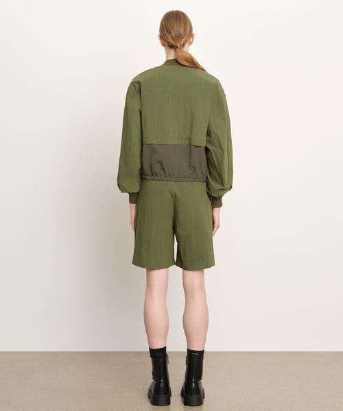 モデル身長176cm、着用サイズ2、着用カラーKHAKI