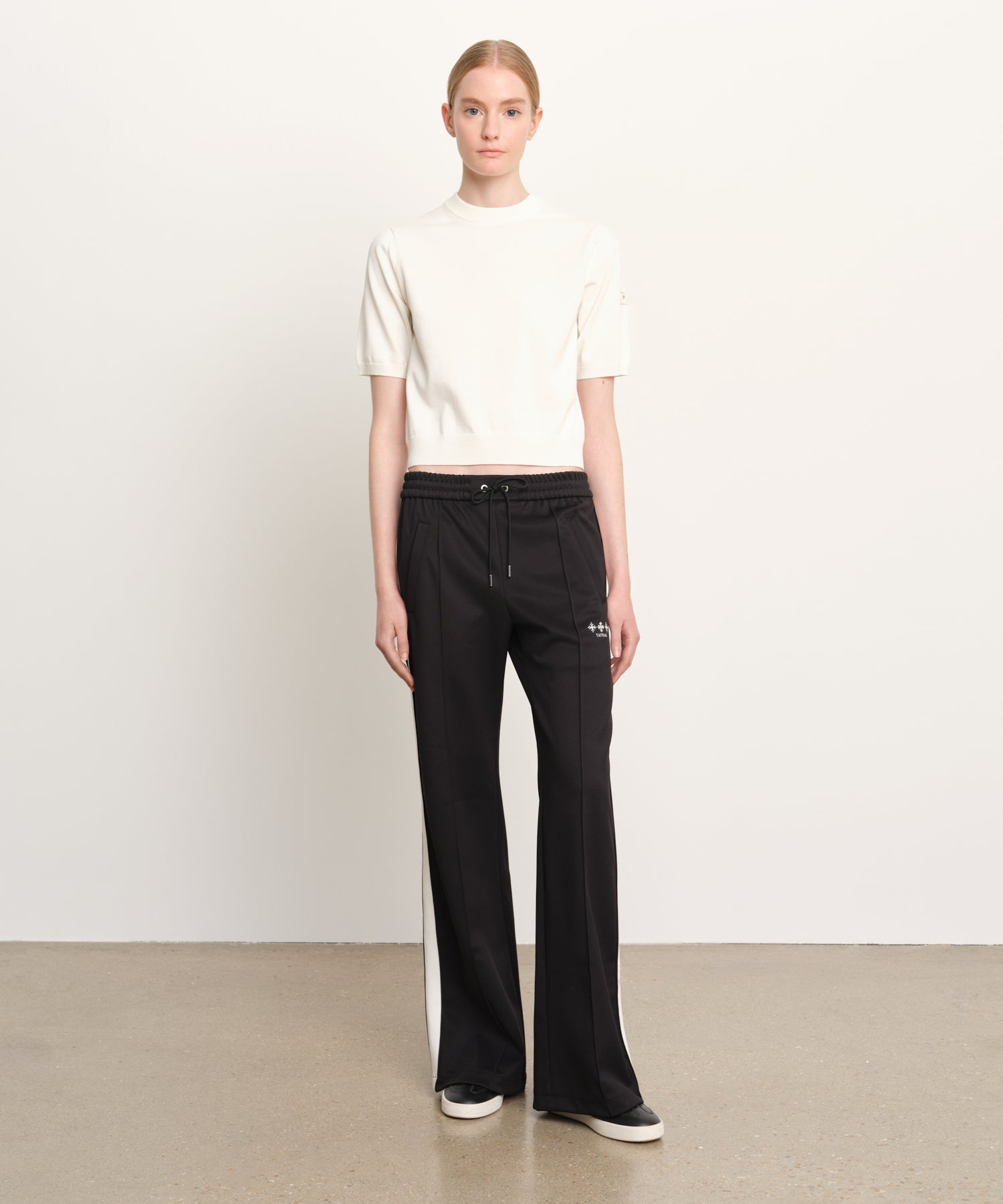 モデル身長176cm、着用サイズ2、着用カラーWHITE