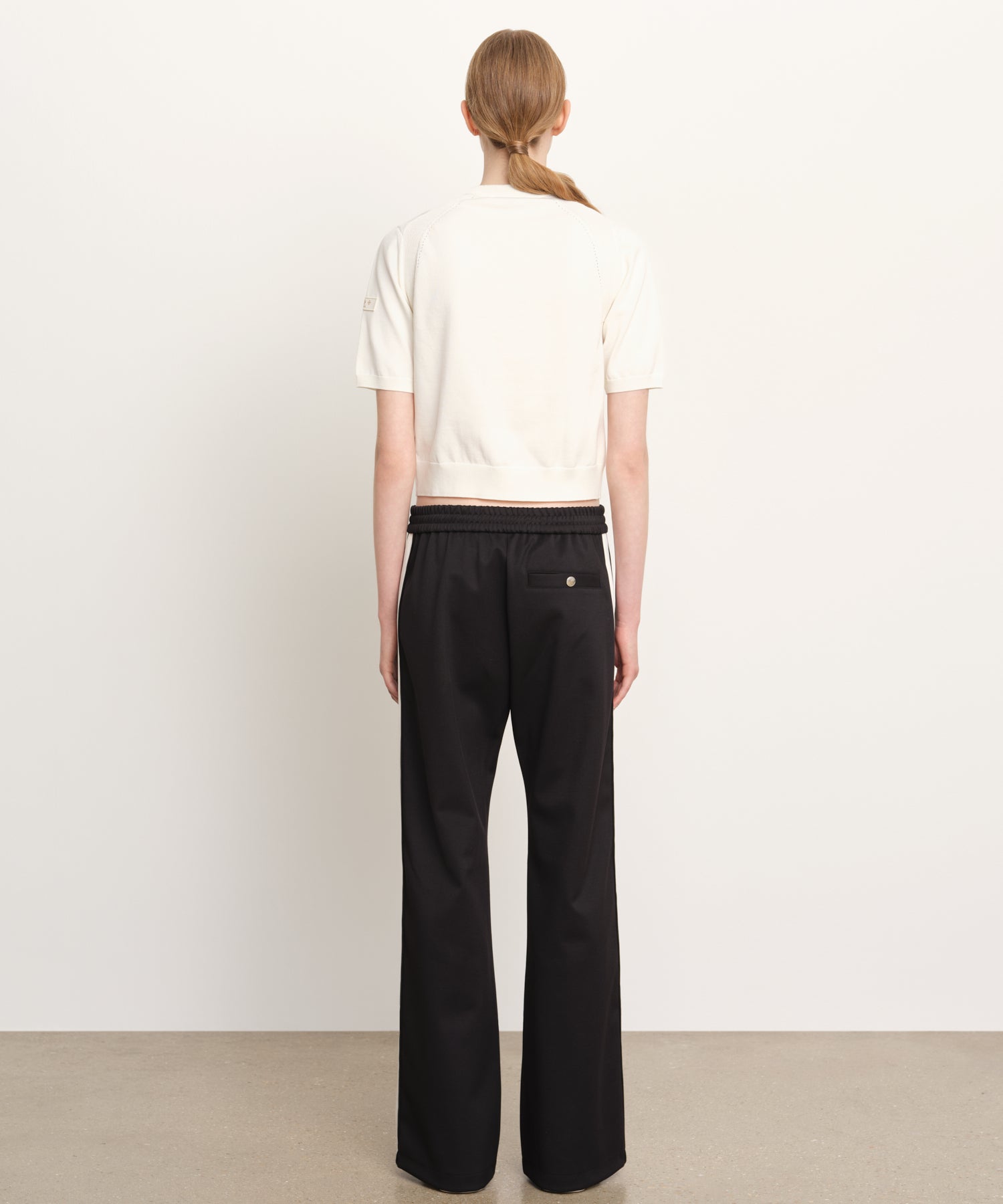 モデル身長176cm、着用サイズ2、着用カラーWHITE