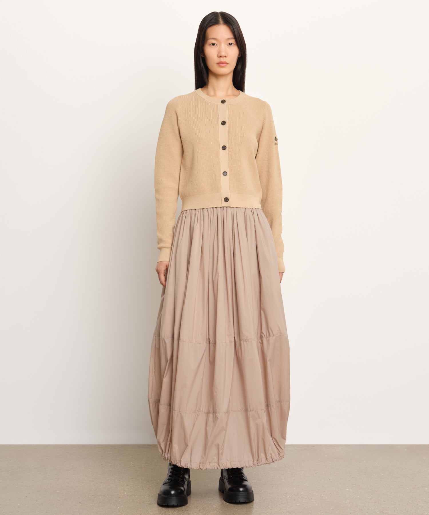 モデル身長177cm、着用サイズ2、着用カラーBEIGE