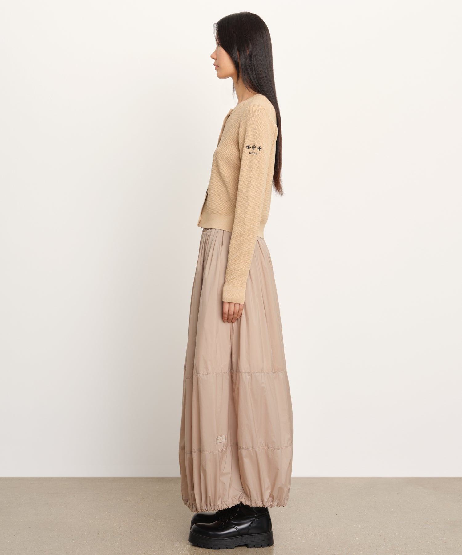 モデル身長177cm、着用サイズ2、着用カラーBEIGE