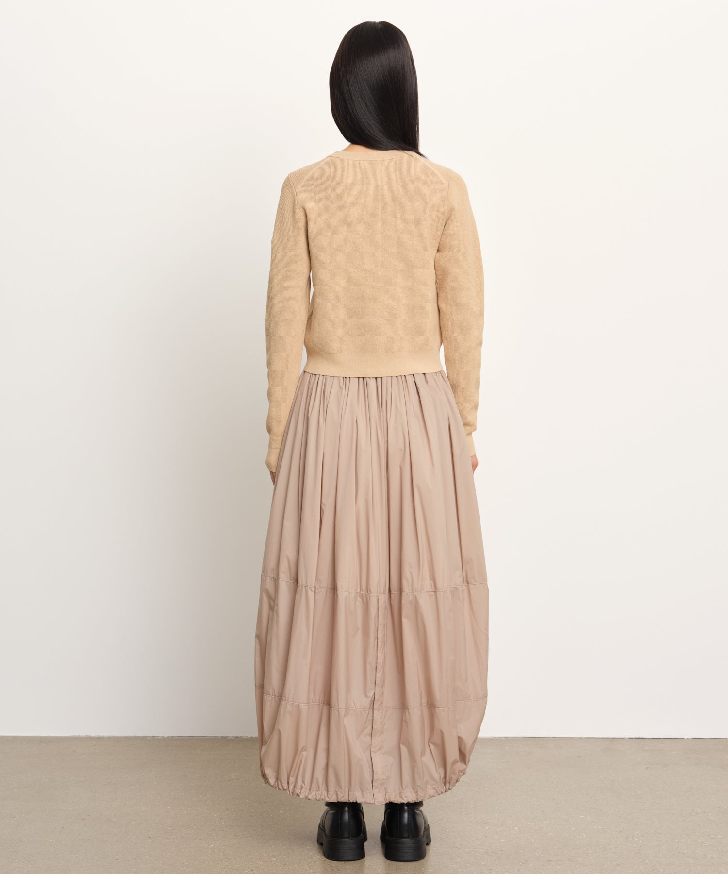 モデル身長177cm、着用サイズ2、着用カラーBEIGE