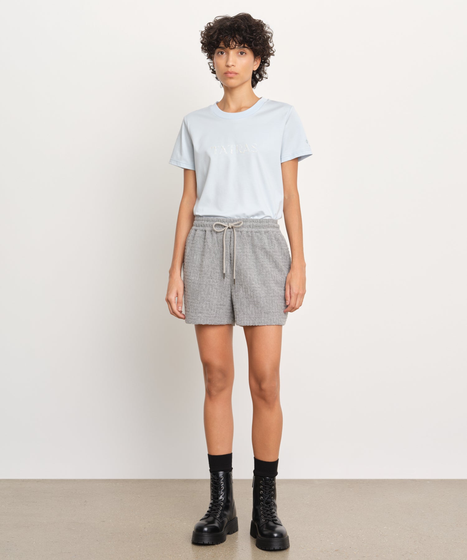 モデル身長176cm、着用サイズ2、着用カラーL.GRAY