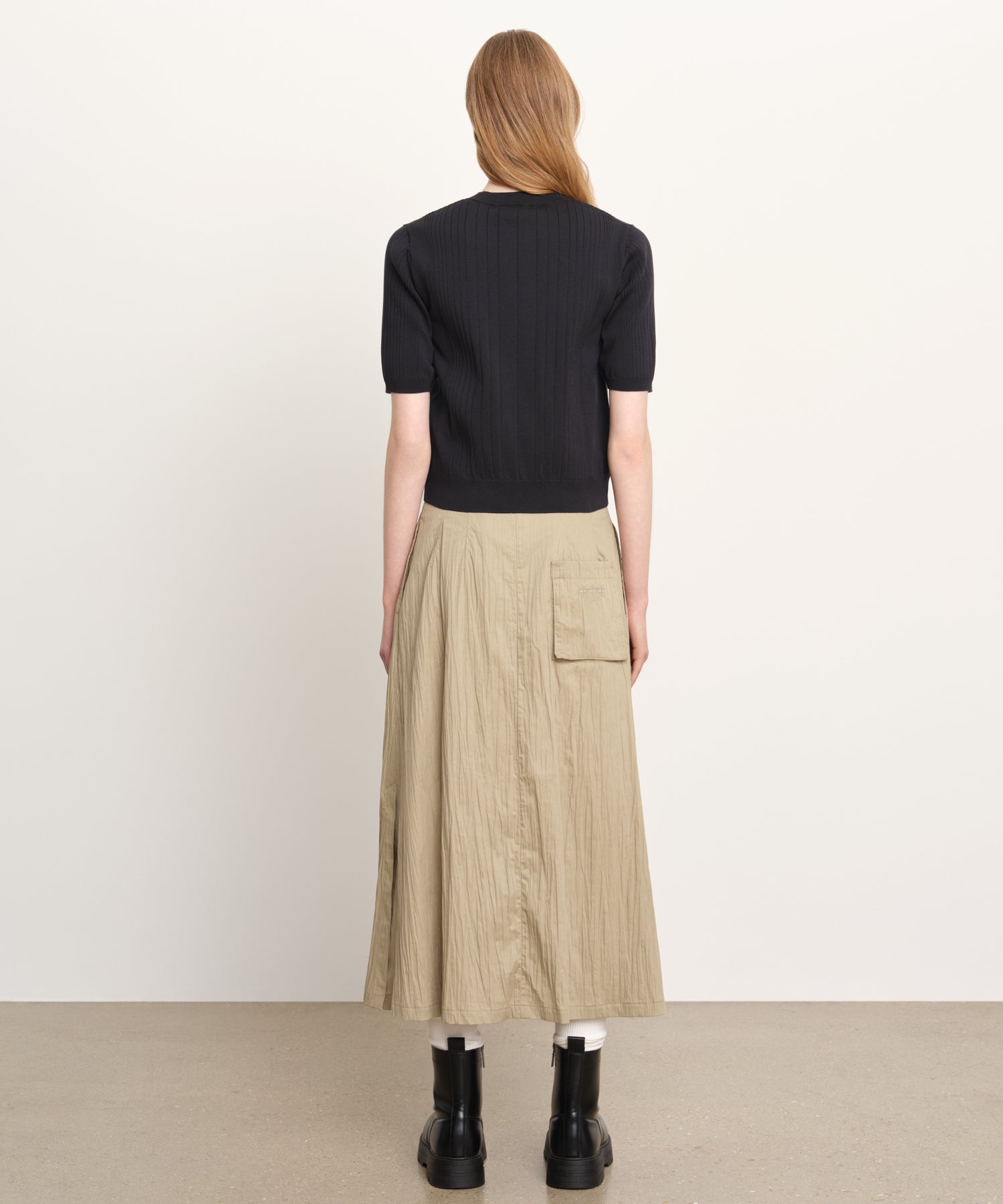 モデル身長176cm、着用サイズ2、着用カラーD.NAVY