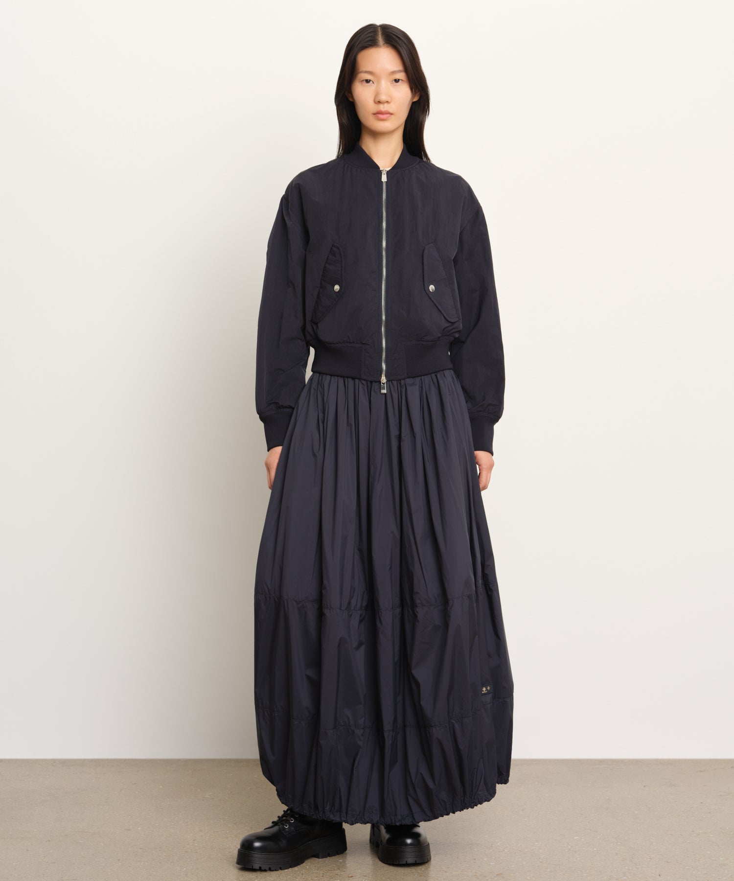 モデル身長177cm、着用サイズ2、着用カラーNAVY