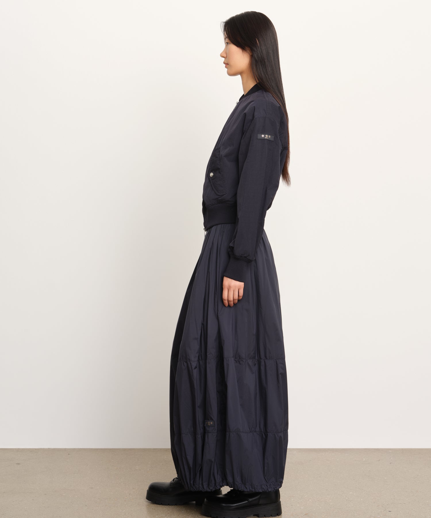 モデル身長177cm、着用サイズ2、着用カラーNAVY