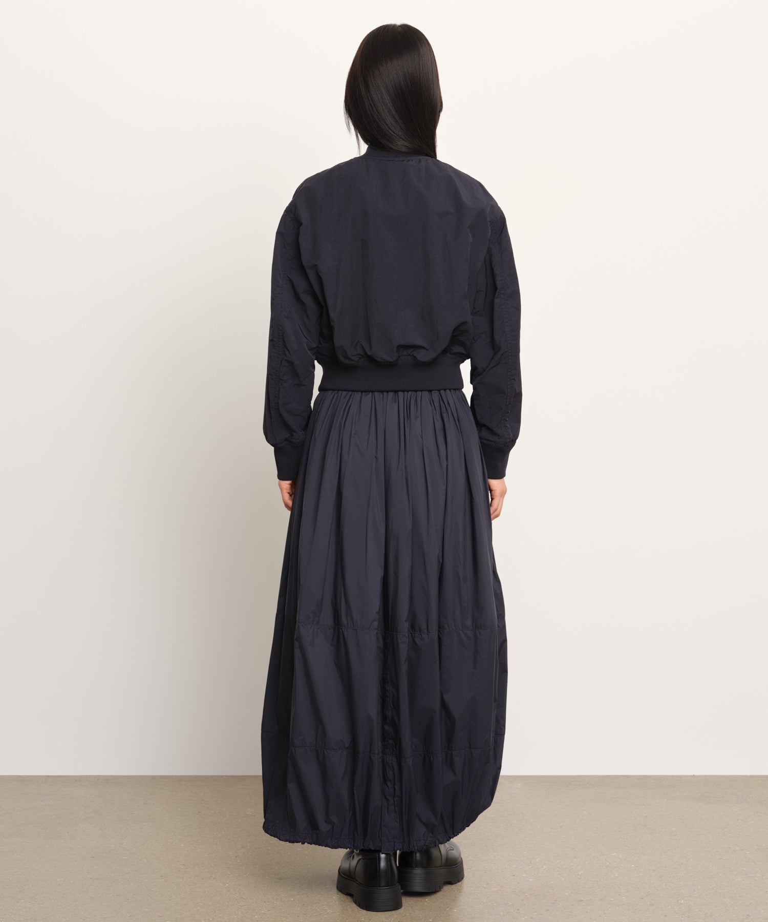 モデル身長177cm、着用サイズ2、着用カラーNAVY