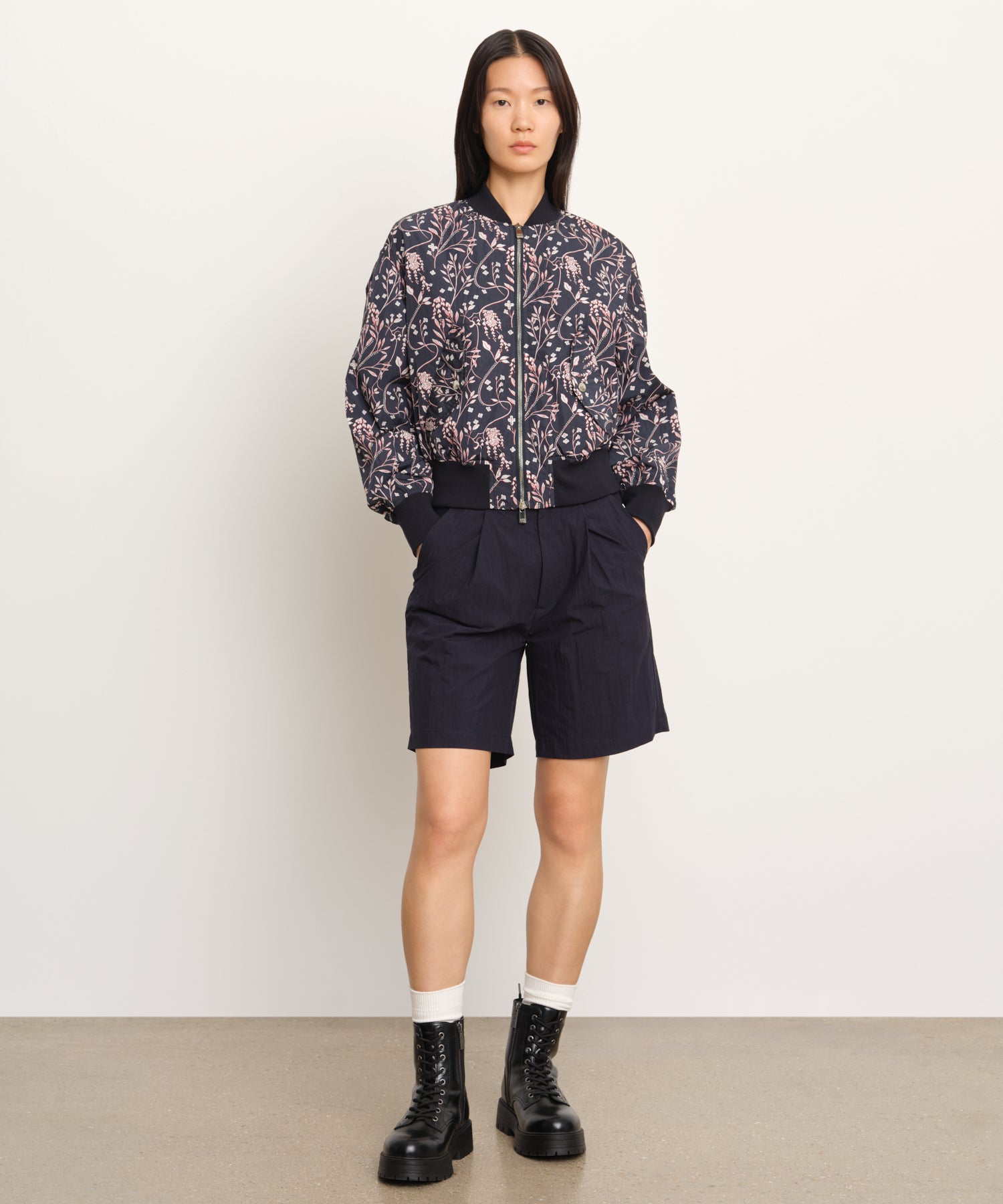 モデル身長177cm、着用サイズ2、着用カラーNAVY