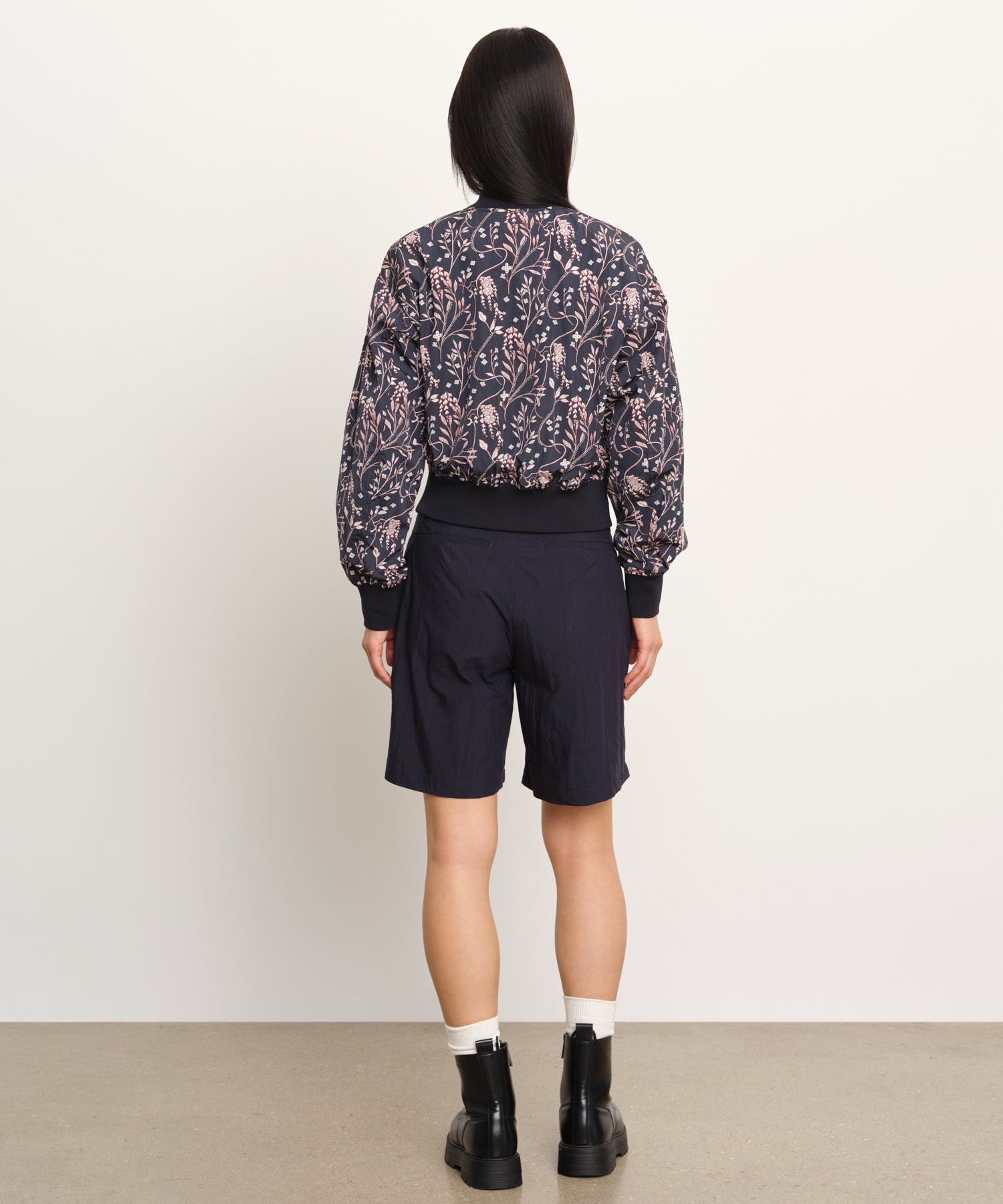 モデル身長177cm、着用サイズ2、着用カラーNAVY