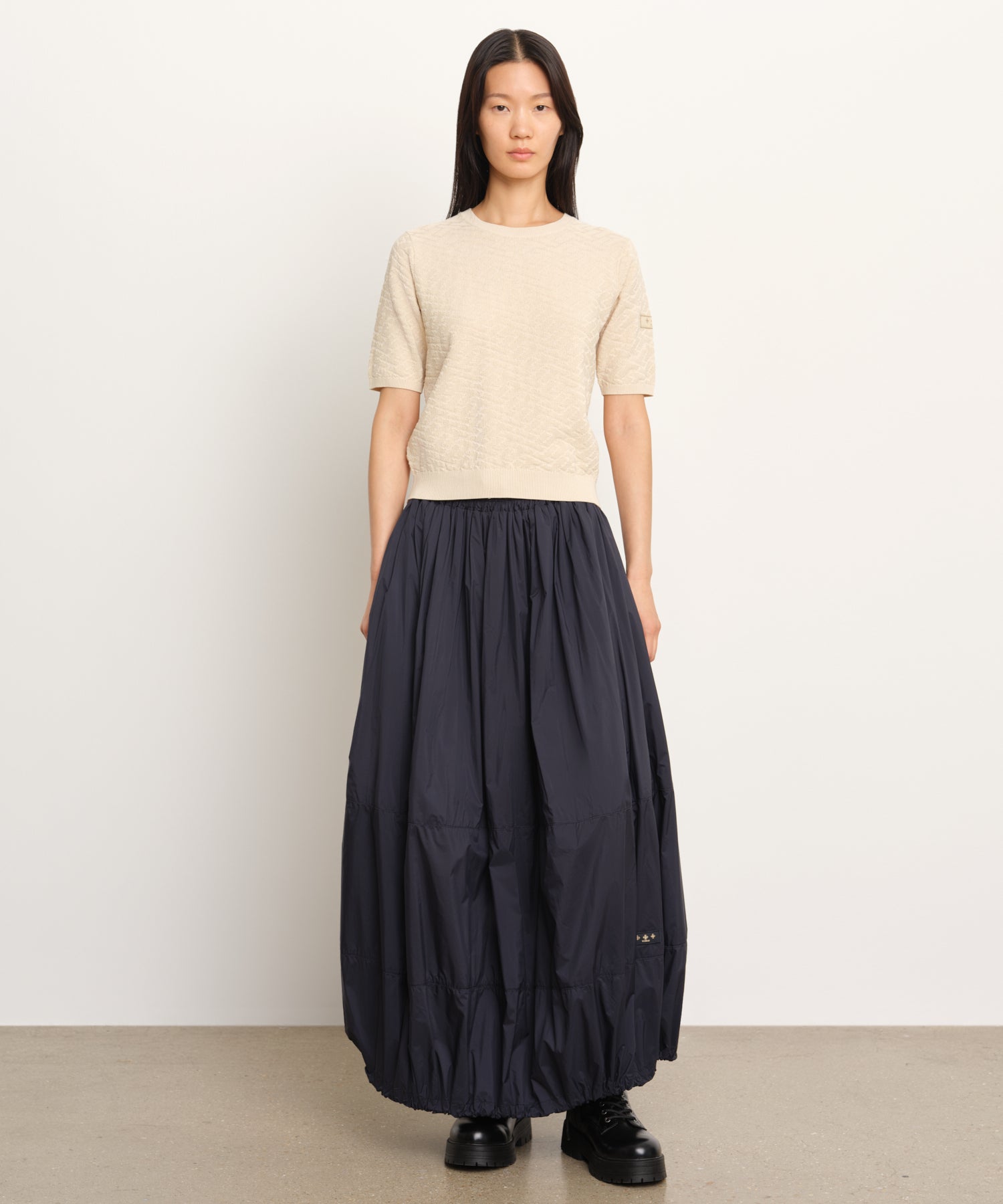 モデル身長177cm、着用サイズ2、着用カラーL.BEIGE