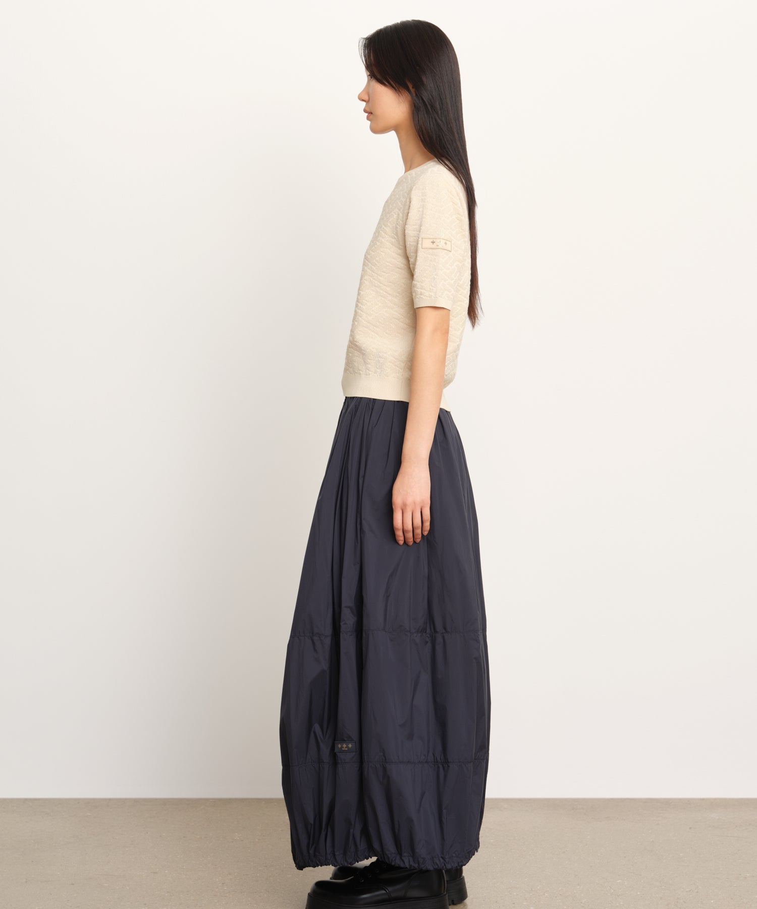 モデル身長177cm、着用サイズ2、着用カラーL.BEIGE