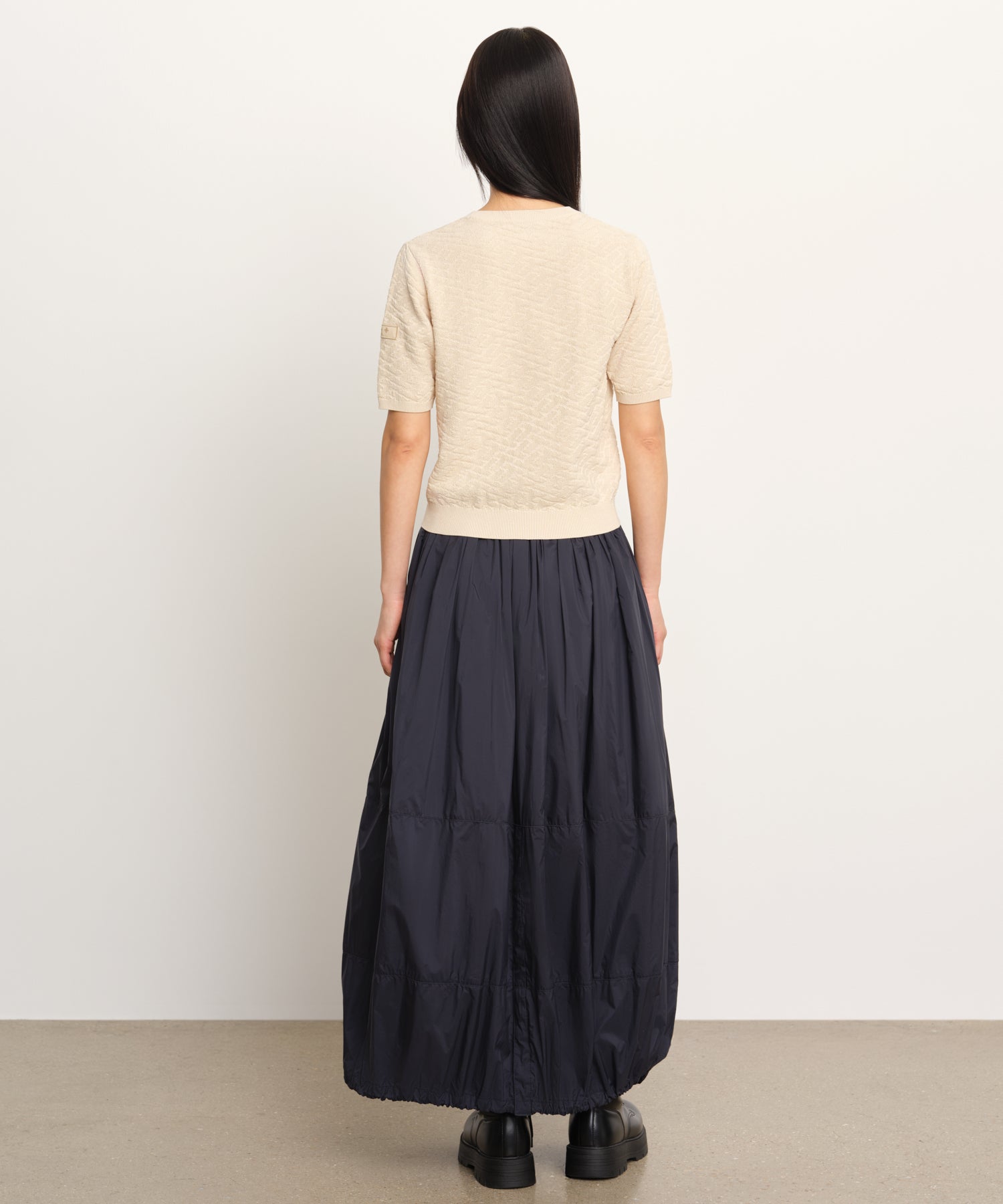 モデル身長177cm、着用サイズ2、着用カラーL.BEIGE