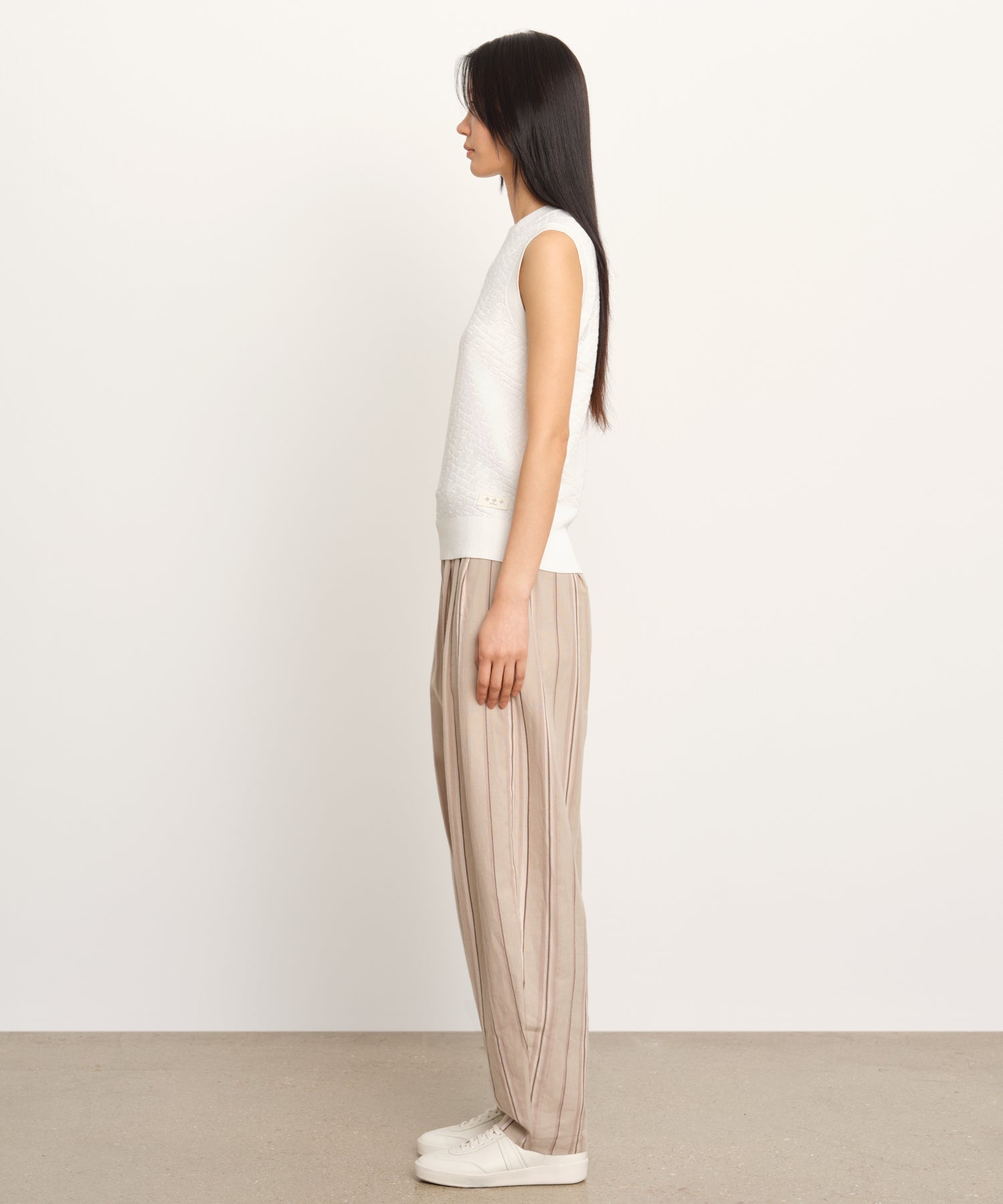 モデル身長177cm、着用サイズ2、着用カラーWHITE