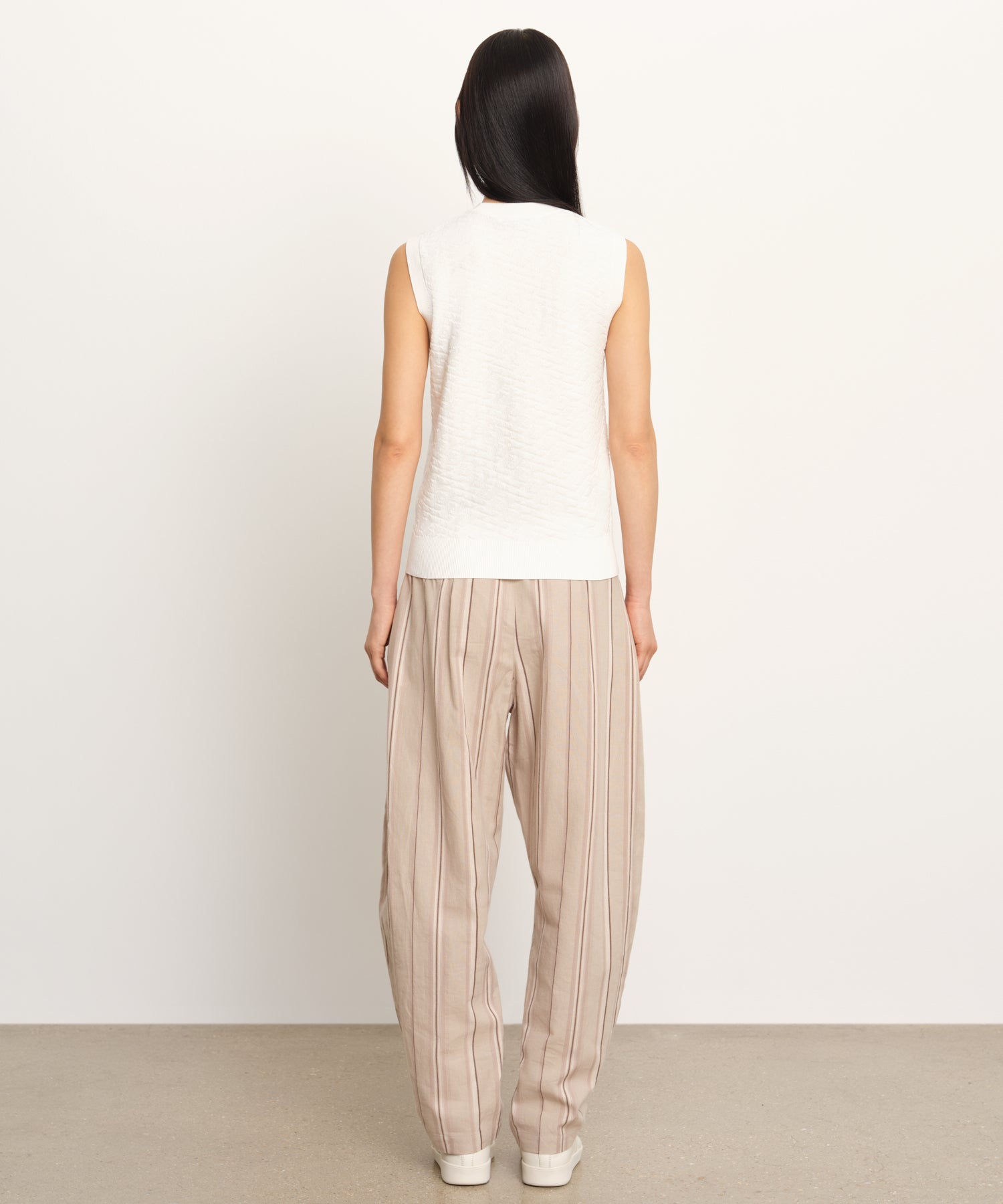 モデル身長177cm、着用サイズ2、着用カラーWHITE