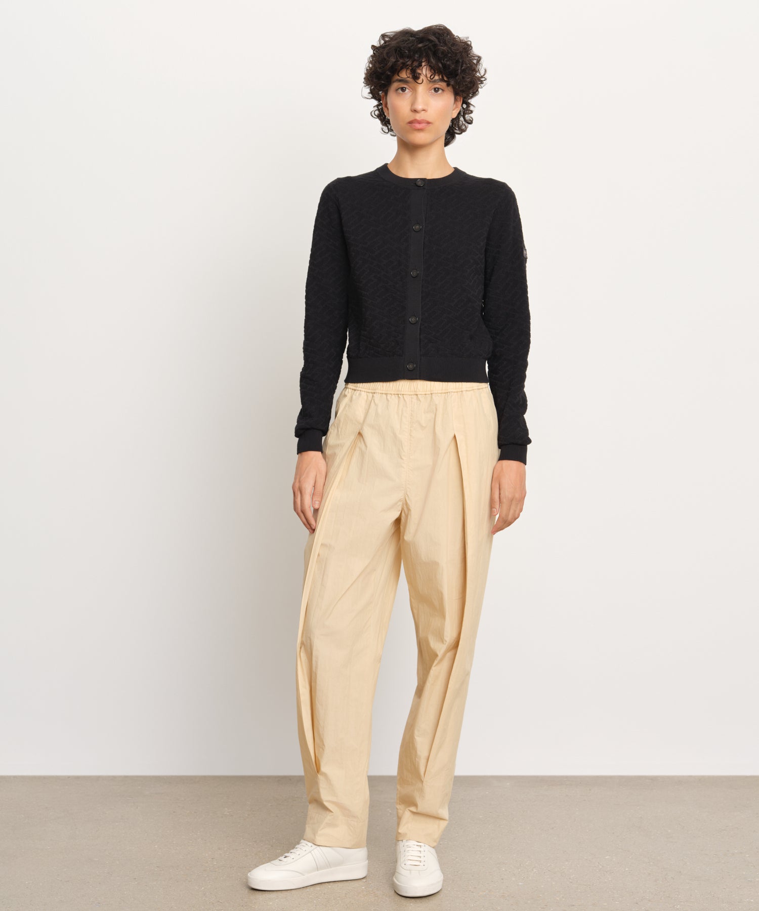 モデル身長176cm、着用サイズ2、着用カラーBLACK