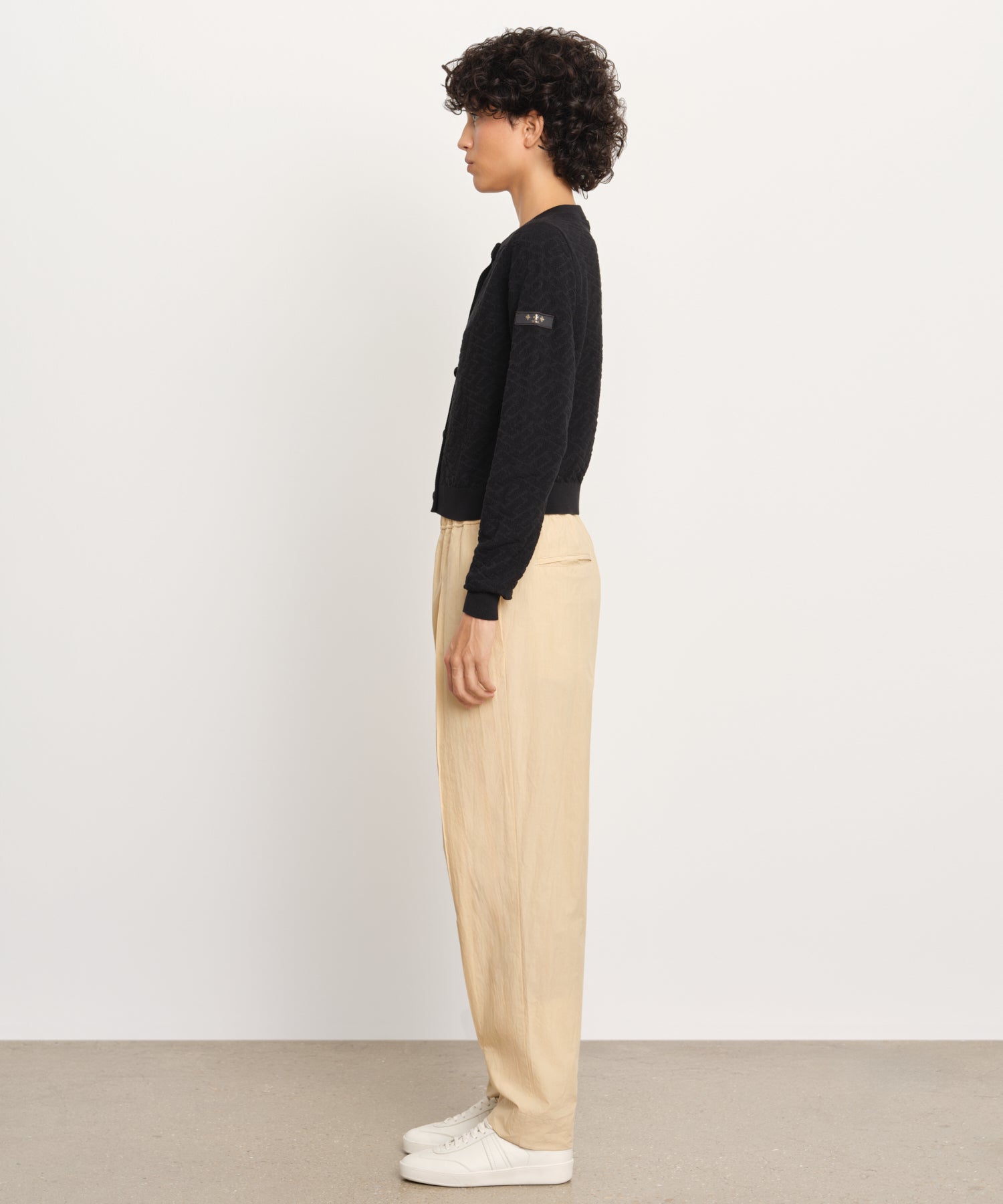 モデル身長176cm、着用サイズ2、着用カラーBLACK