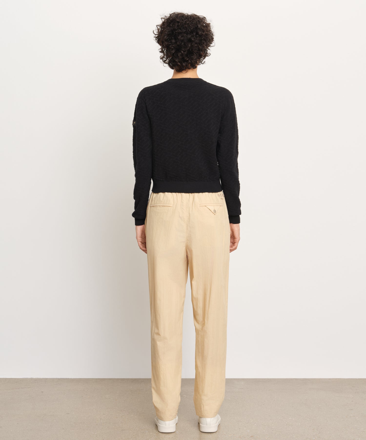 モデル身長176cm、着用サイズ2、着用カラーBLACK