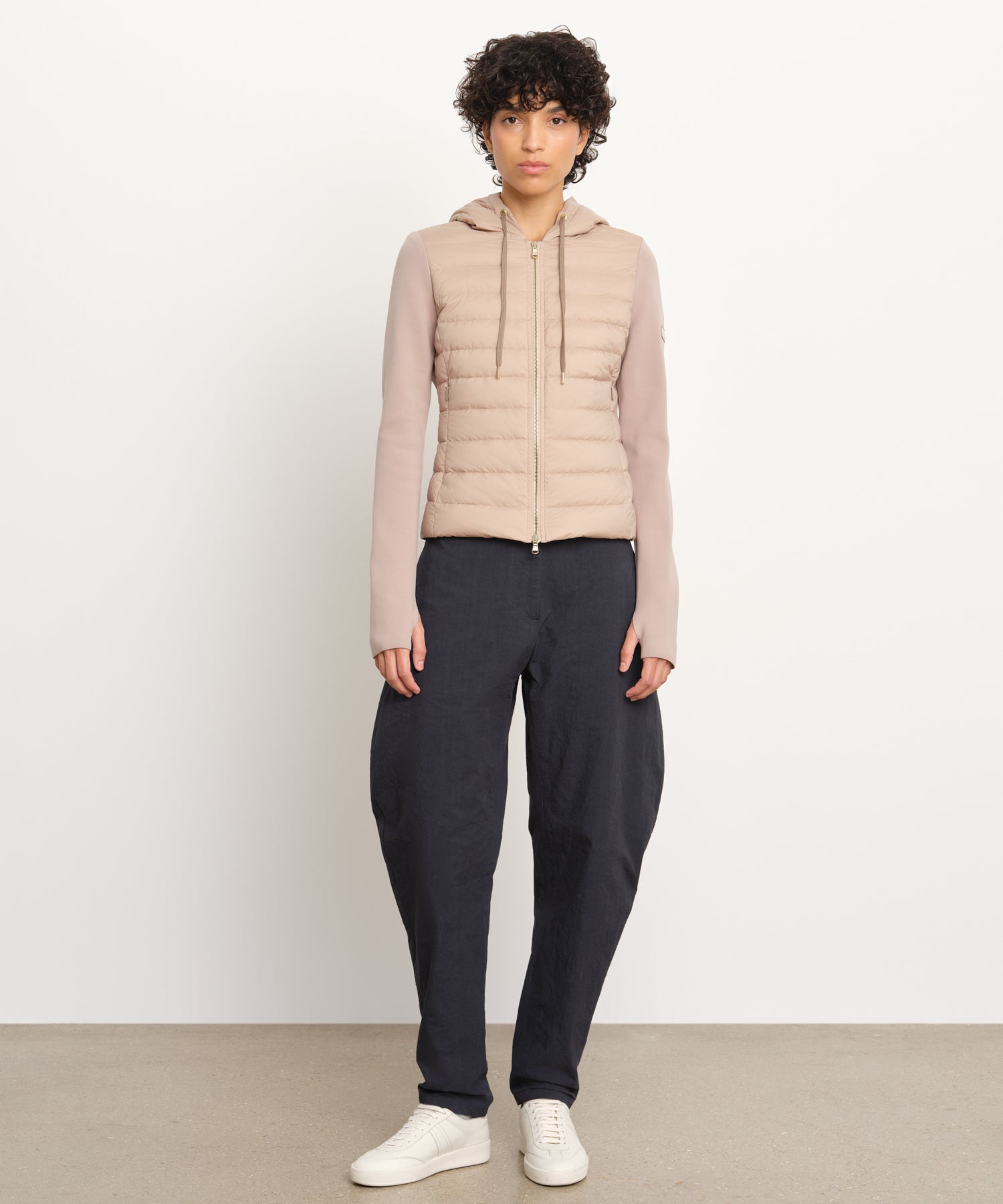 モデル身長176cm、着用サイズ2、着用カラーBEIGE