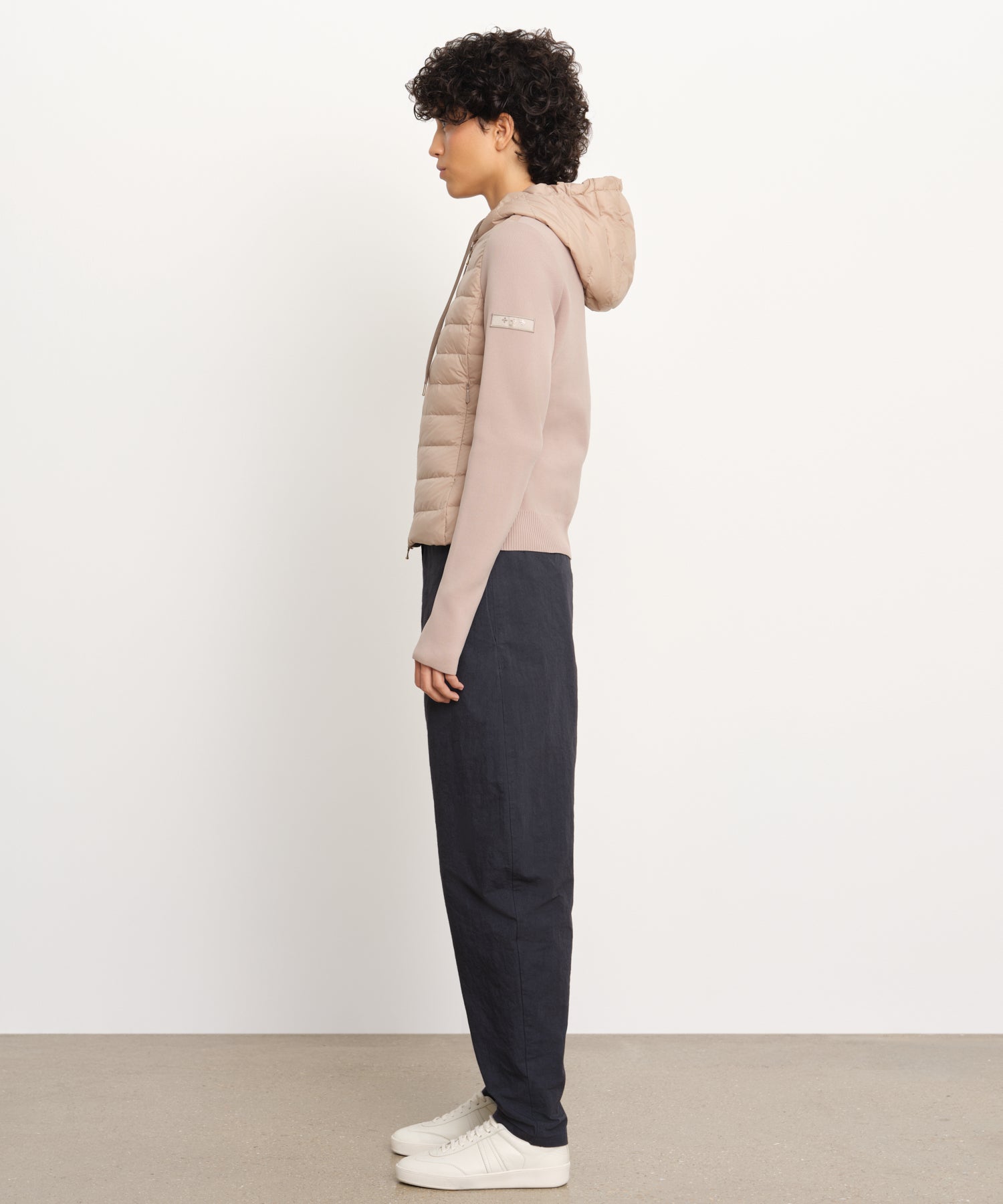 モデル身長176cm、着用サイズ2、着用カラーBEIGE