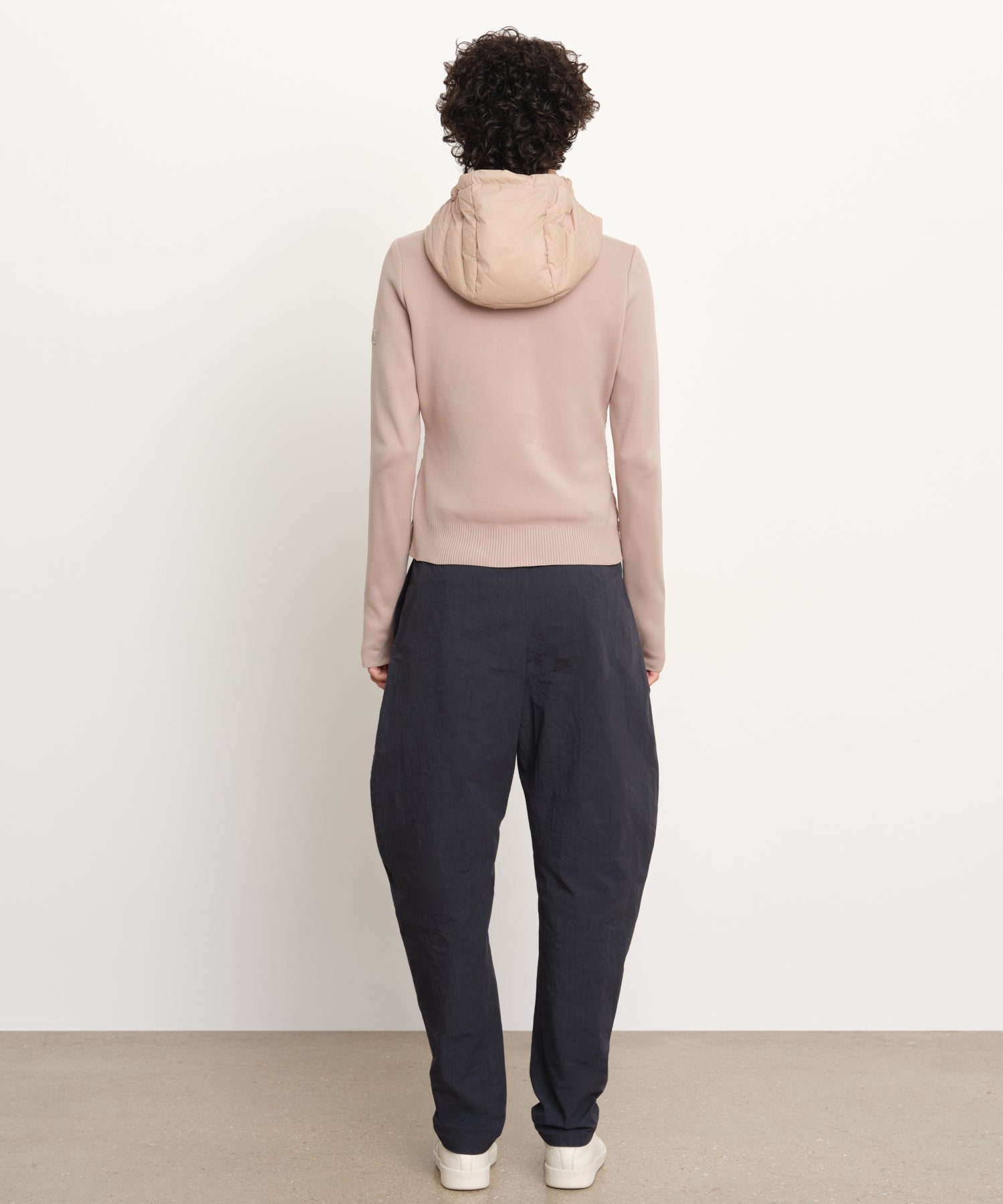 モデル身長176cm、着用サイズ2、着用カラーBEIGE