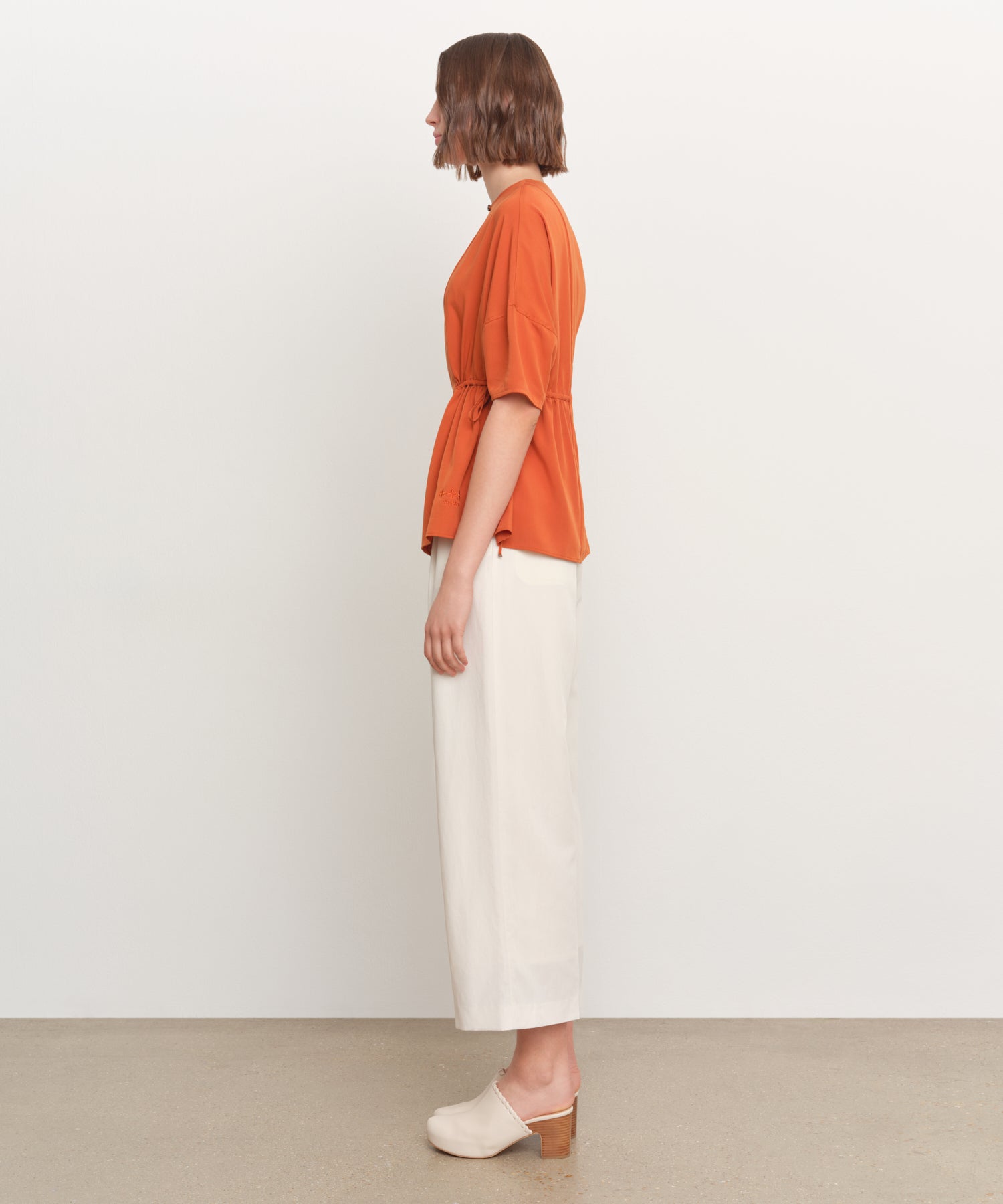 モデル身長181cm、着用サイズ2、着用カラーORANGE