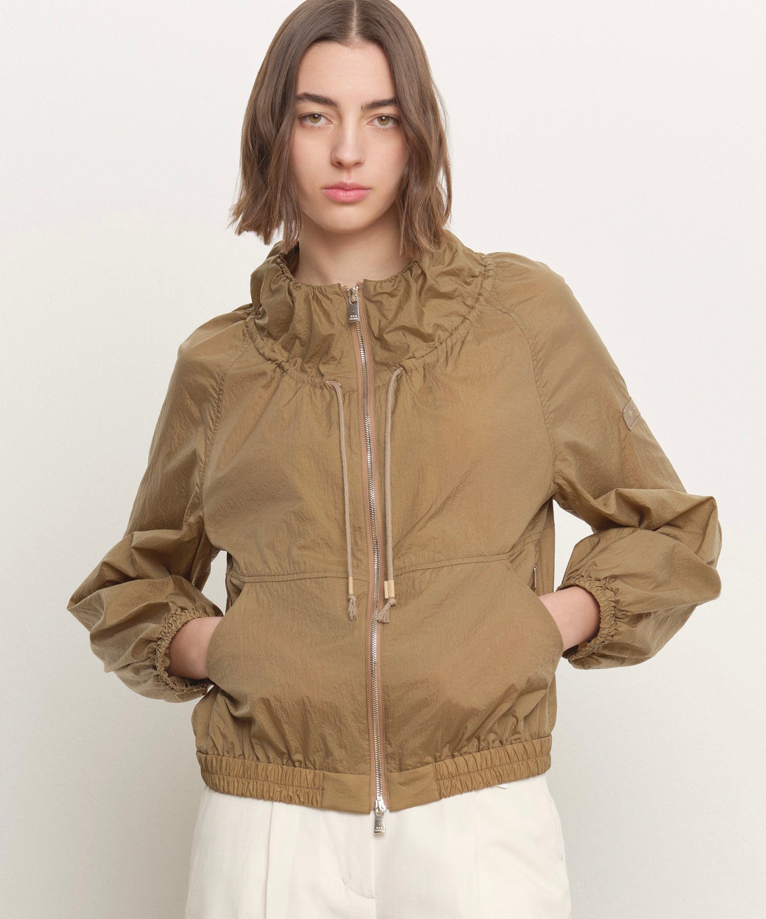 モデル身長181cm、着用サイズ2、着用カラーBEIGE