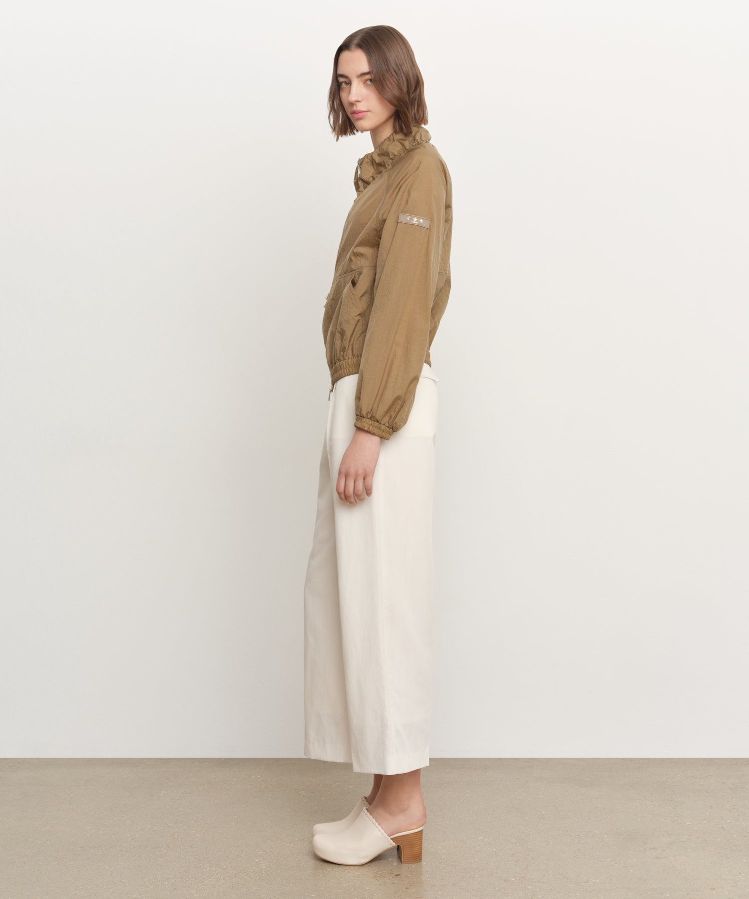 モデル身長181cm、着用サイズ2、着用カラーBEIGE