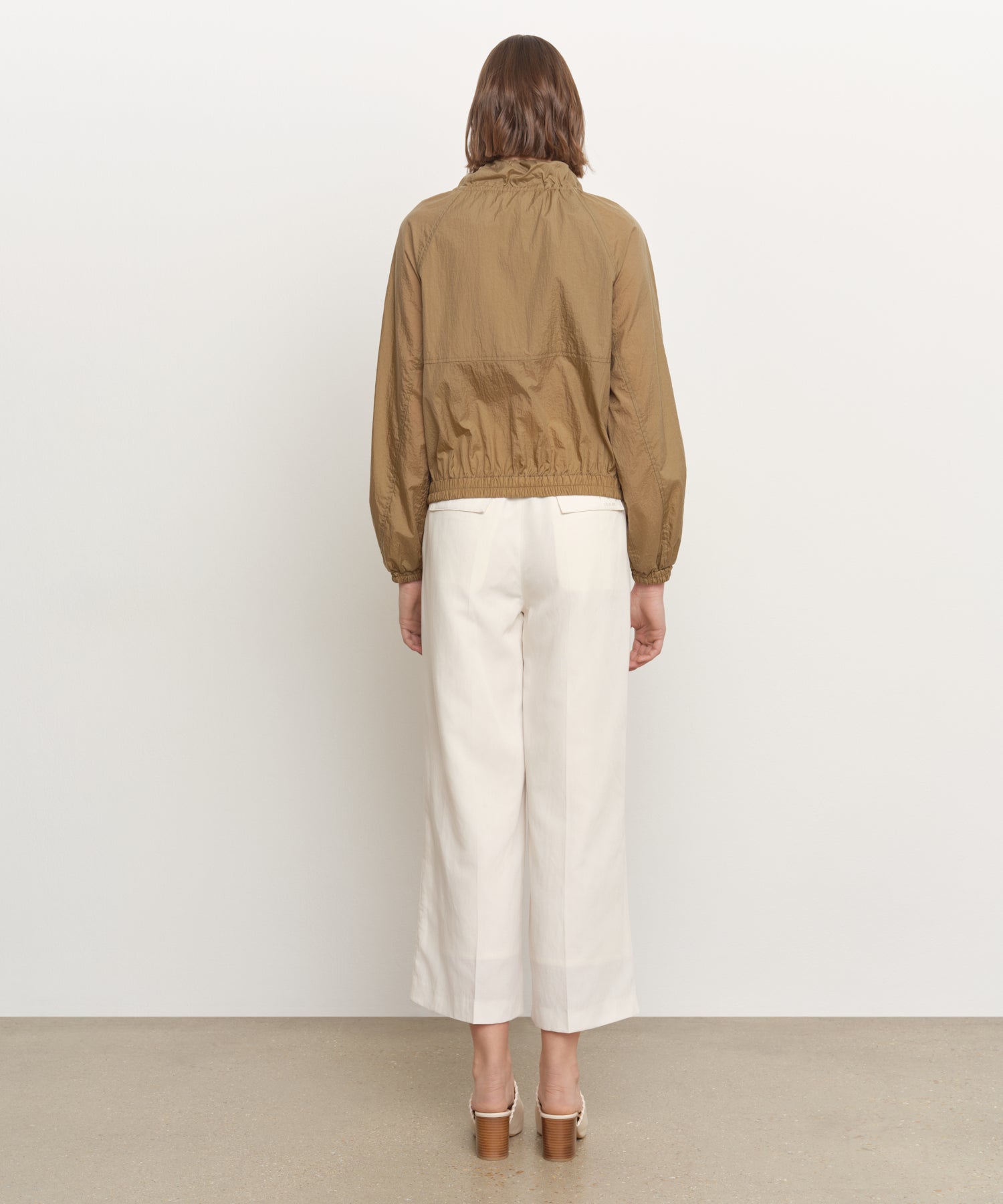 モデル身長181cm、着用サイズ2、着用カラーBEIGE