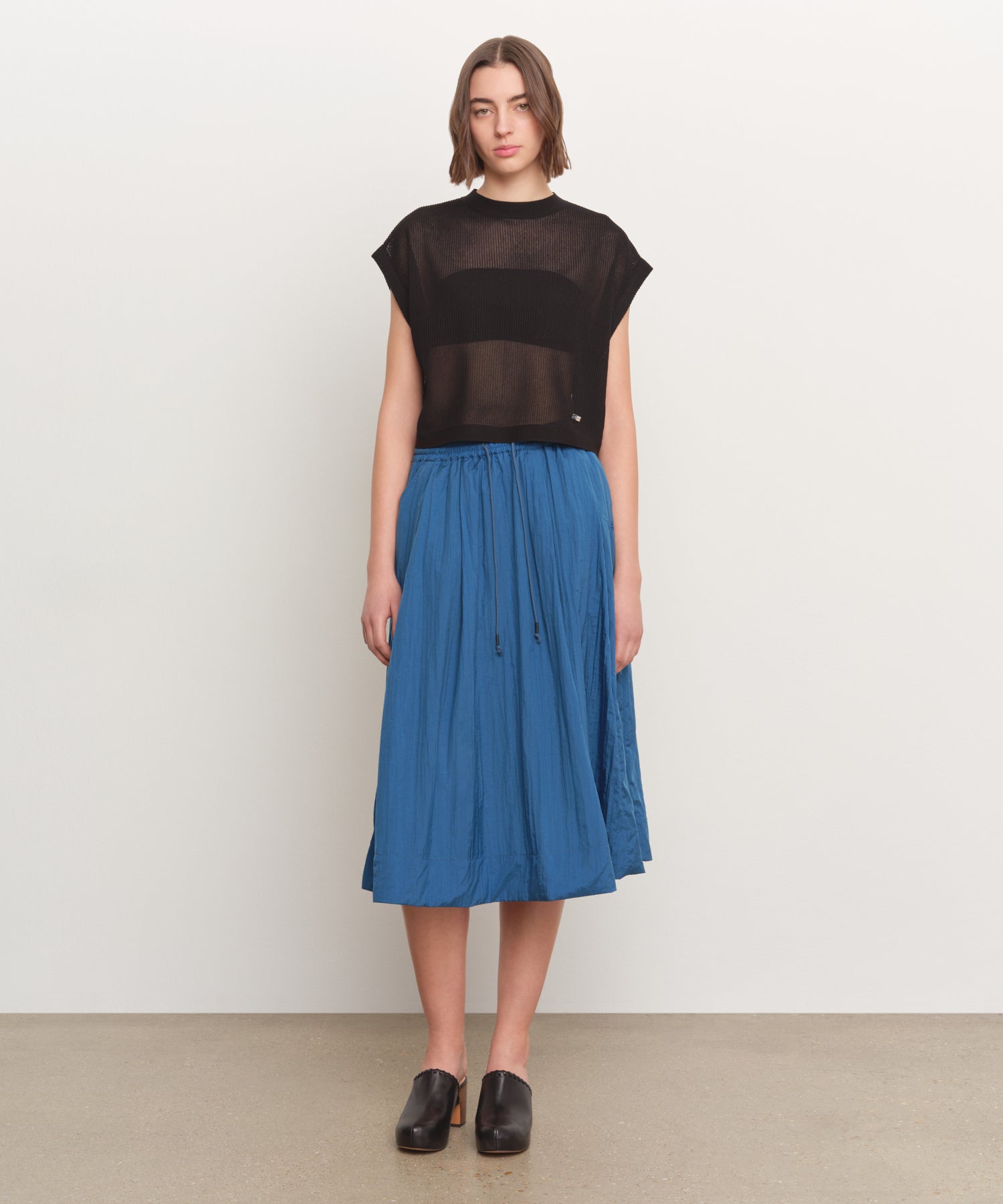 モデル身長181cm、着用サイズ2、着用カラーBLUE