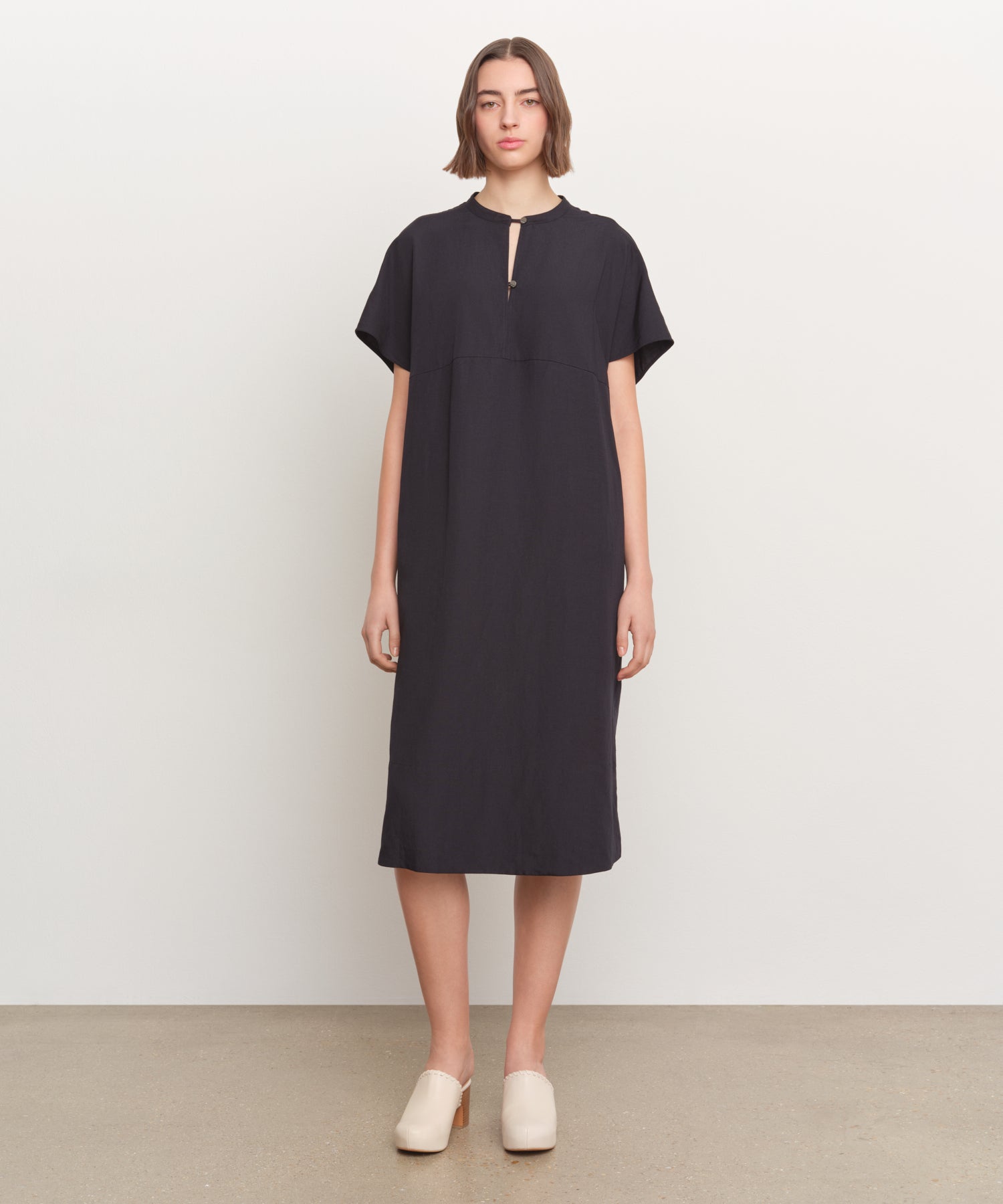 モデル身長181cm、着用サイズ2、着用カラーNAVY