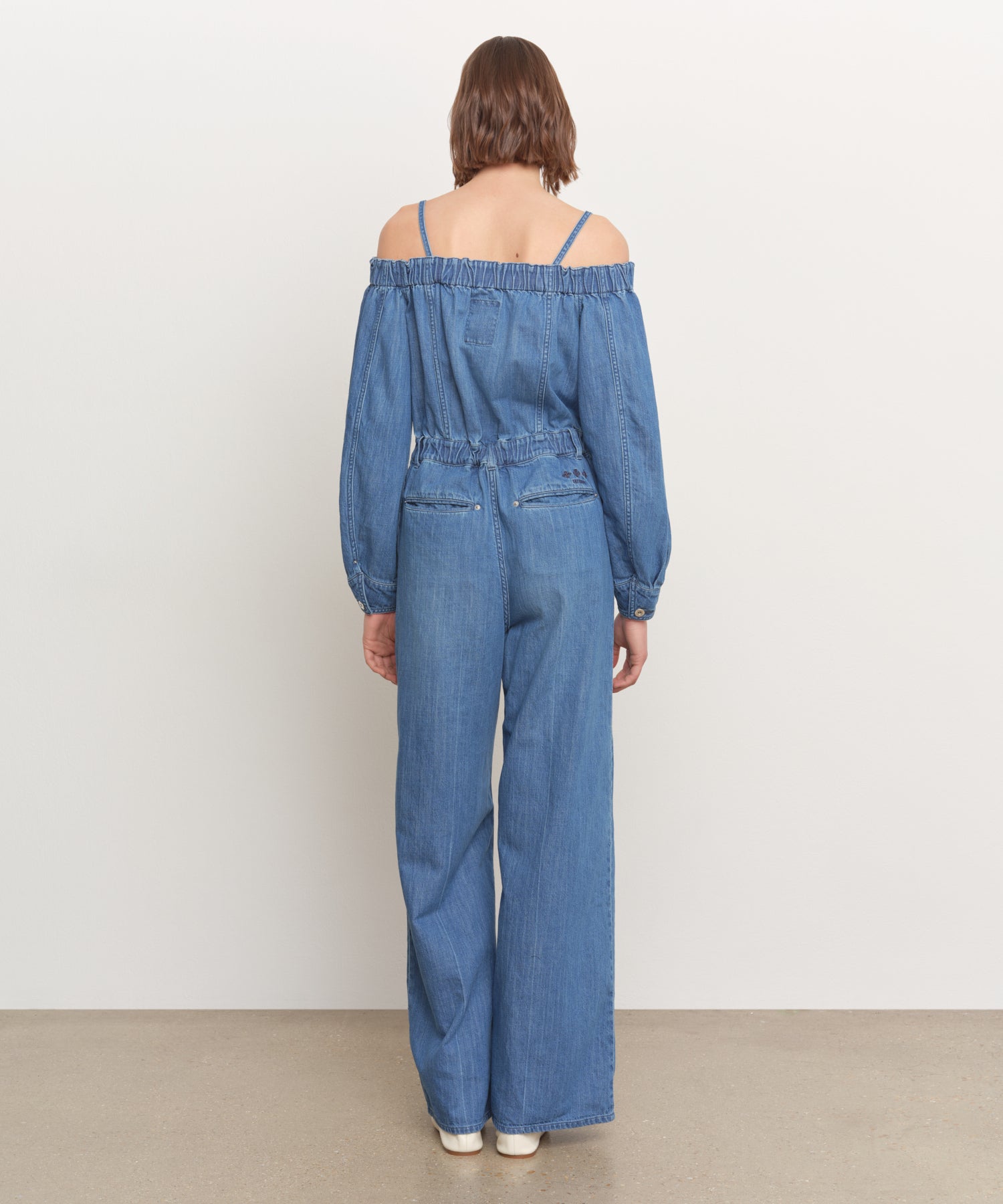 モデル身長181cm、着用サイズ2、着用カラーBLUE