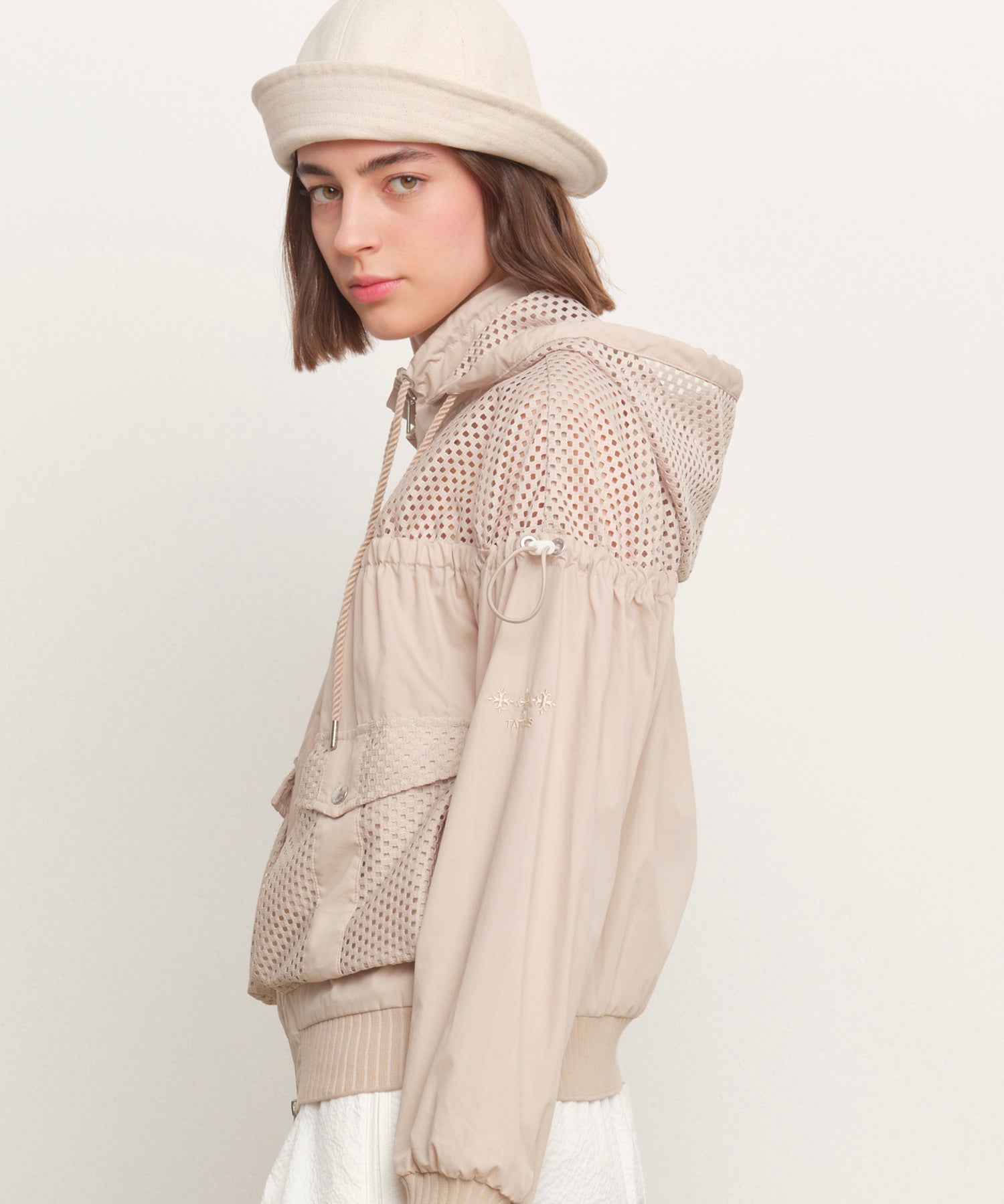 モデル身長181cm、着用サイズ2、着用カラーL.BEIGE