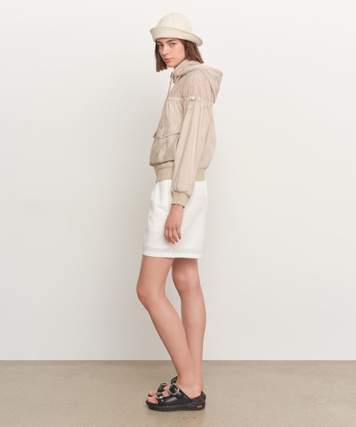 モデル身長181cm、着用サイズ2、着用カラーL.BEIGE