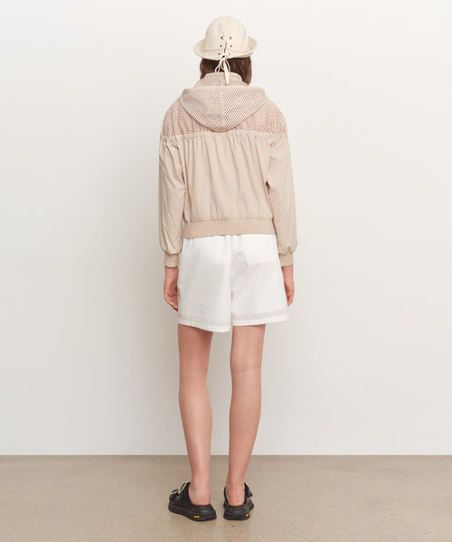 モデル身長181cm、着用サイズ2、着用カラーL.BEIGE