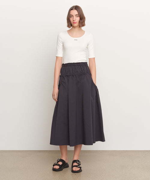 モデル身長181cm、着用サイズ2、着用カラーD.NAVY