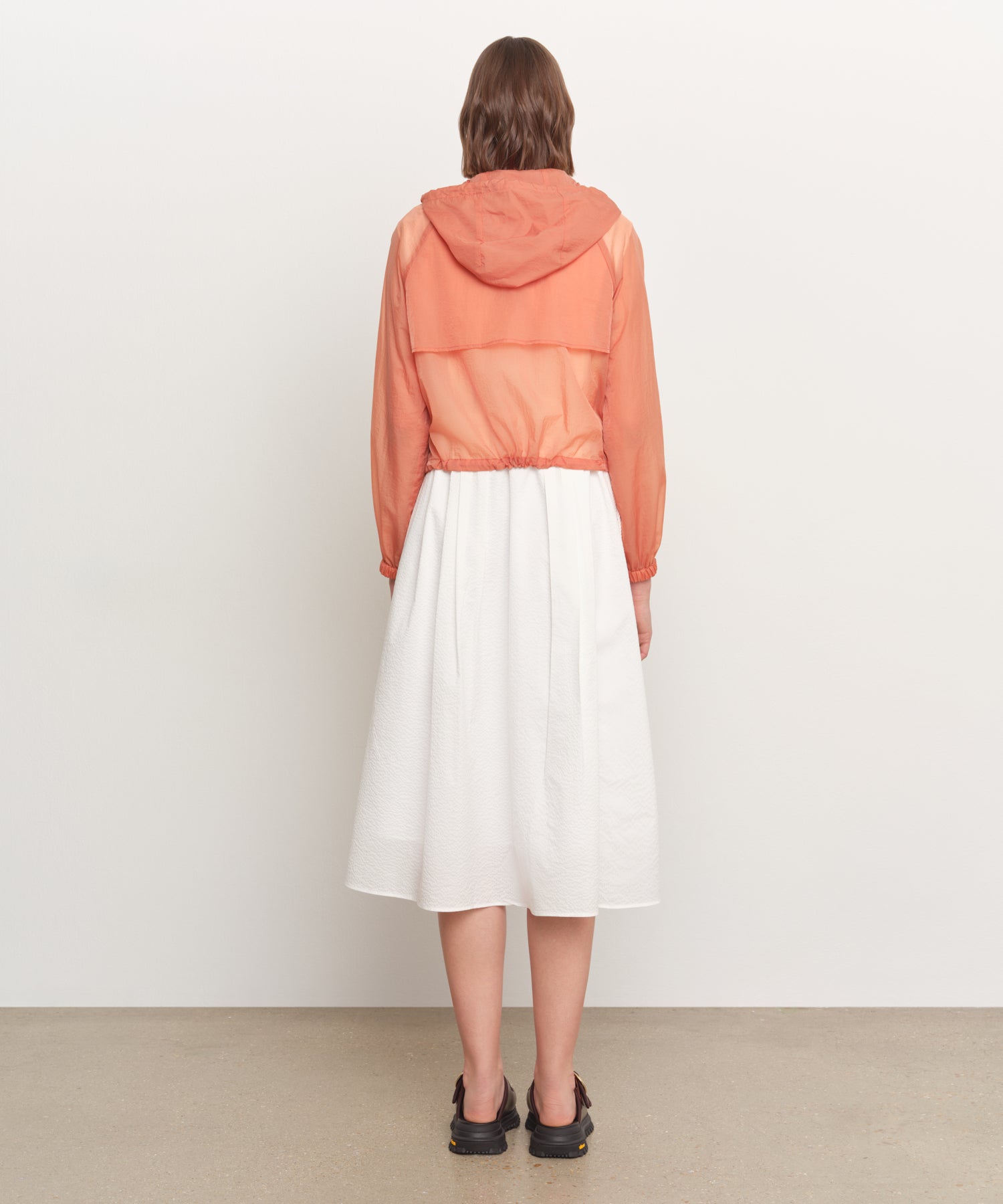 モデル身長181cm、着用サイズ2、着用カラーORANGE