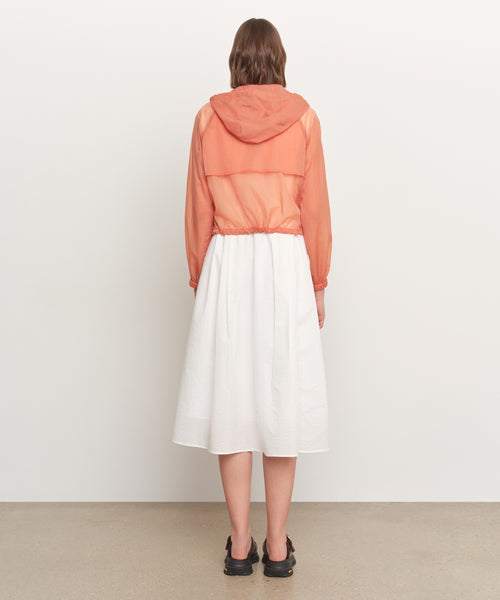 モデル身長181cm、着用サイズ2、着用カラーORANGE