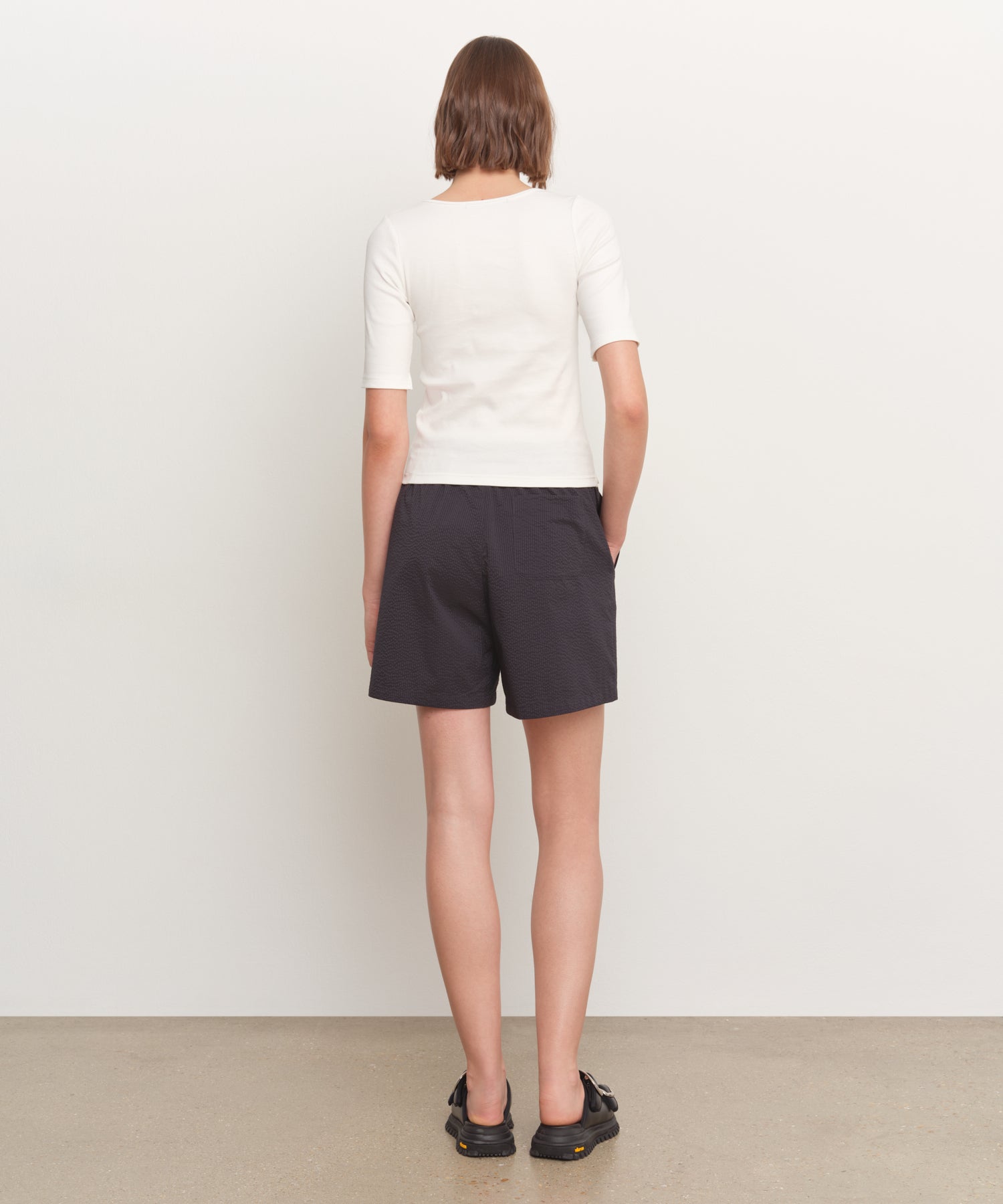 モデル身長181cm、着用サイズ2、着用カラーWHITE