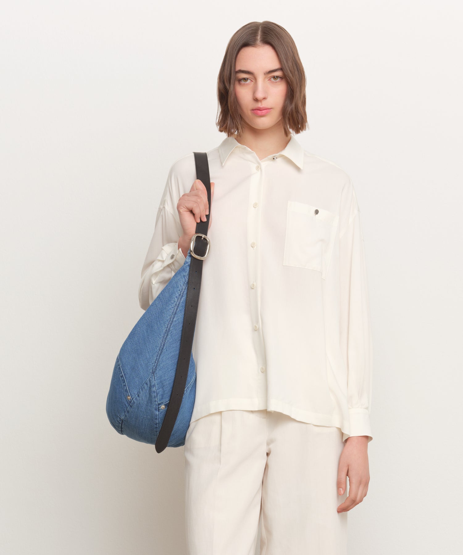 モデル身長181cm、着用サイズF、着用カラーBLUE