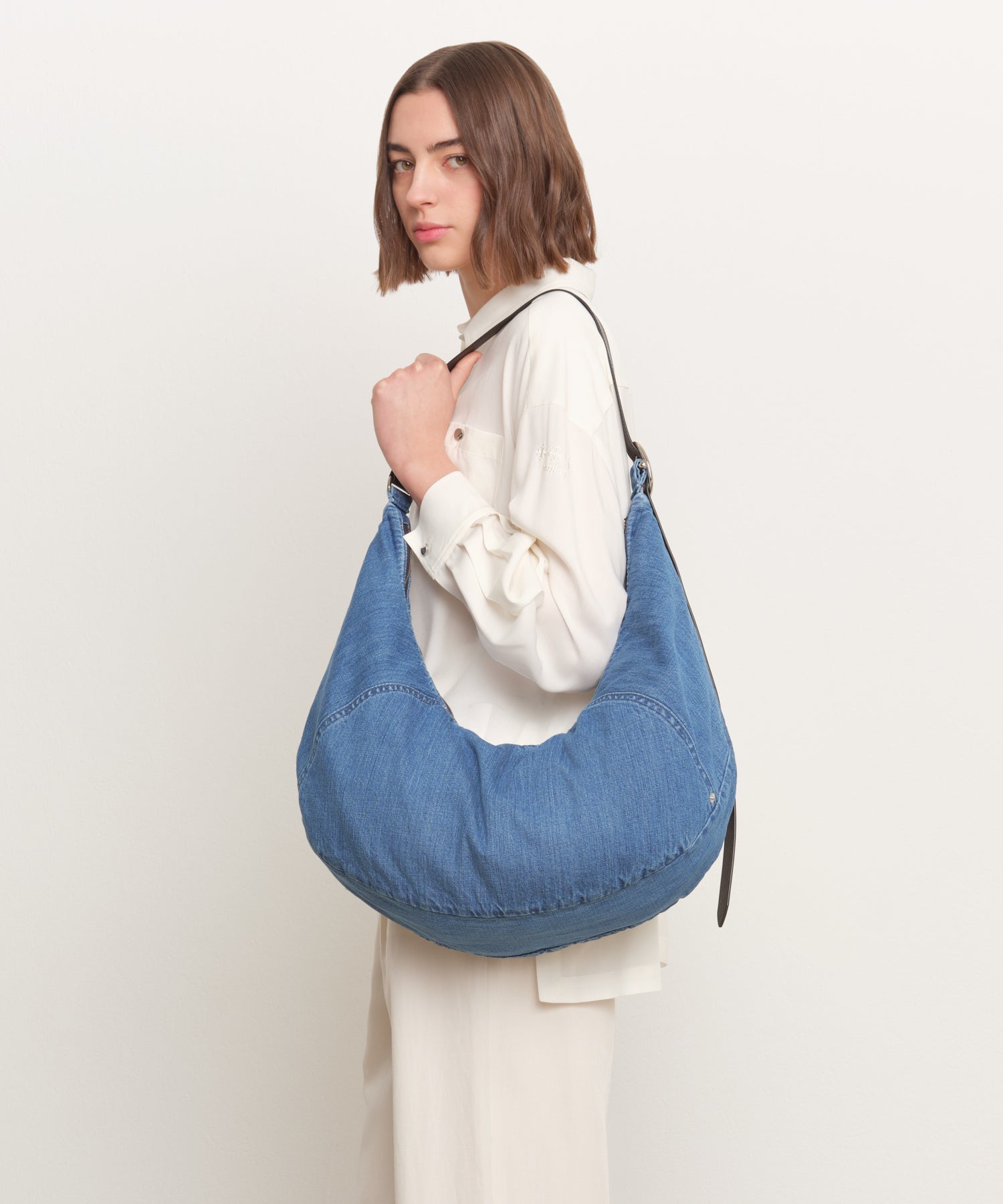 モデル身長181cm、着用サイズF、着用カラーBLUE