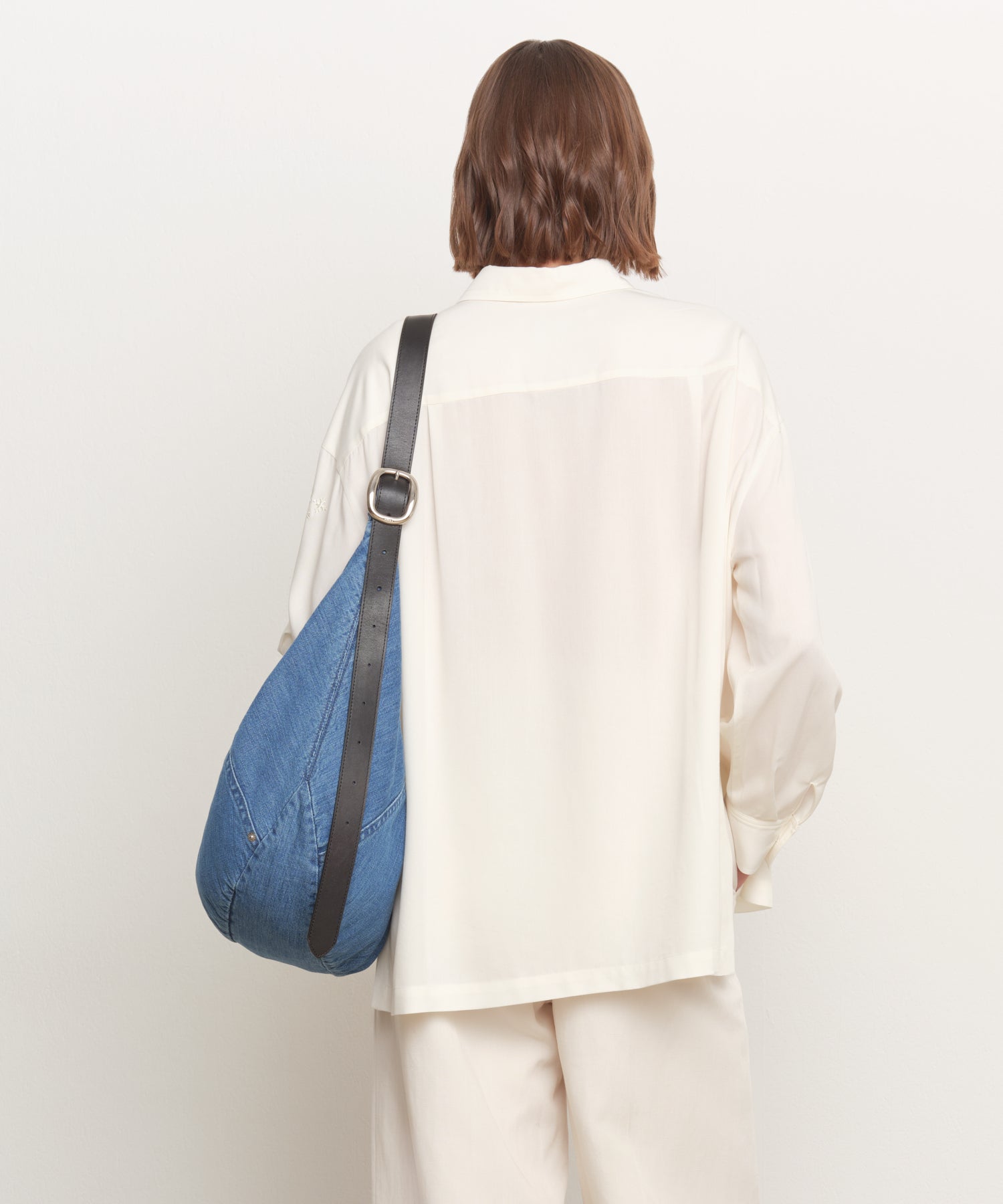 モデル身長181cm、着用サイズF、着用カラーBLUE