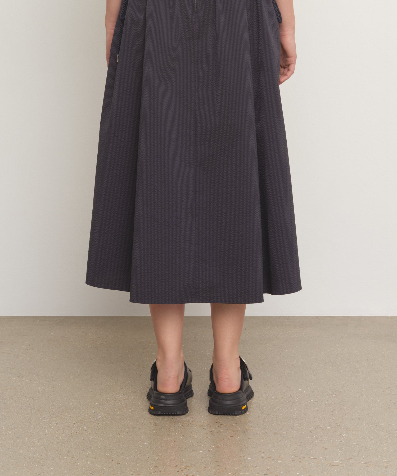 モデル身長181cm、着用サイズ37、着用カラーBLACK