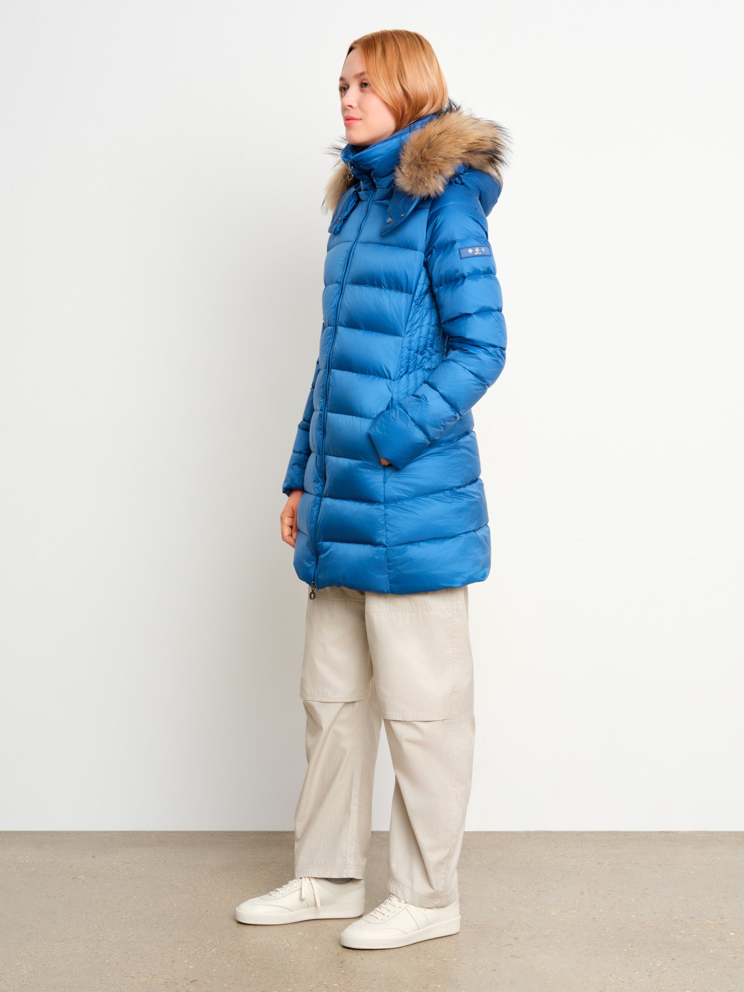 モデル身長175cm、着用サイズ2、着用カラーBLUE