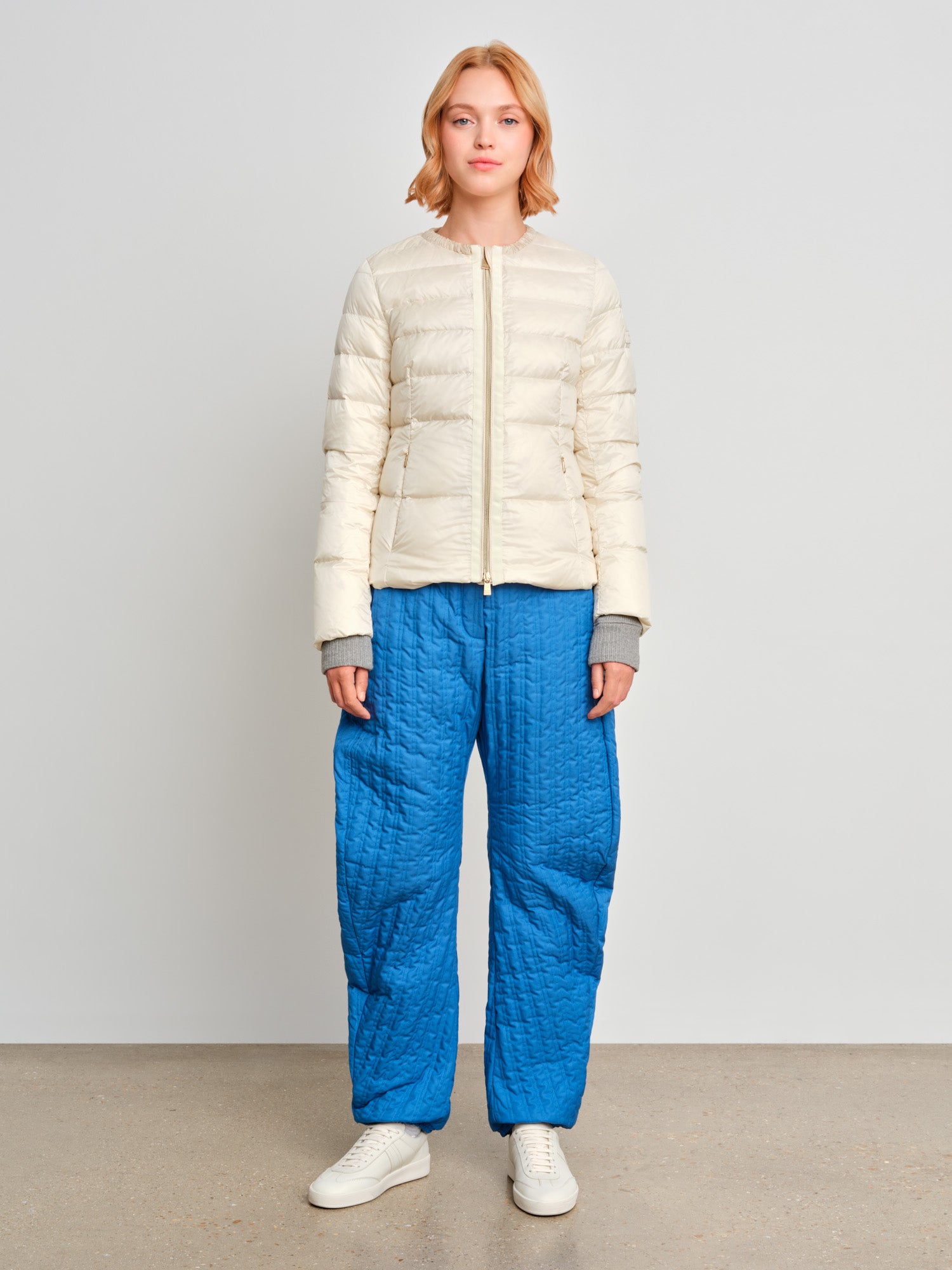 モデル身長175cm、着用サイズ2、着用カラーIVORY