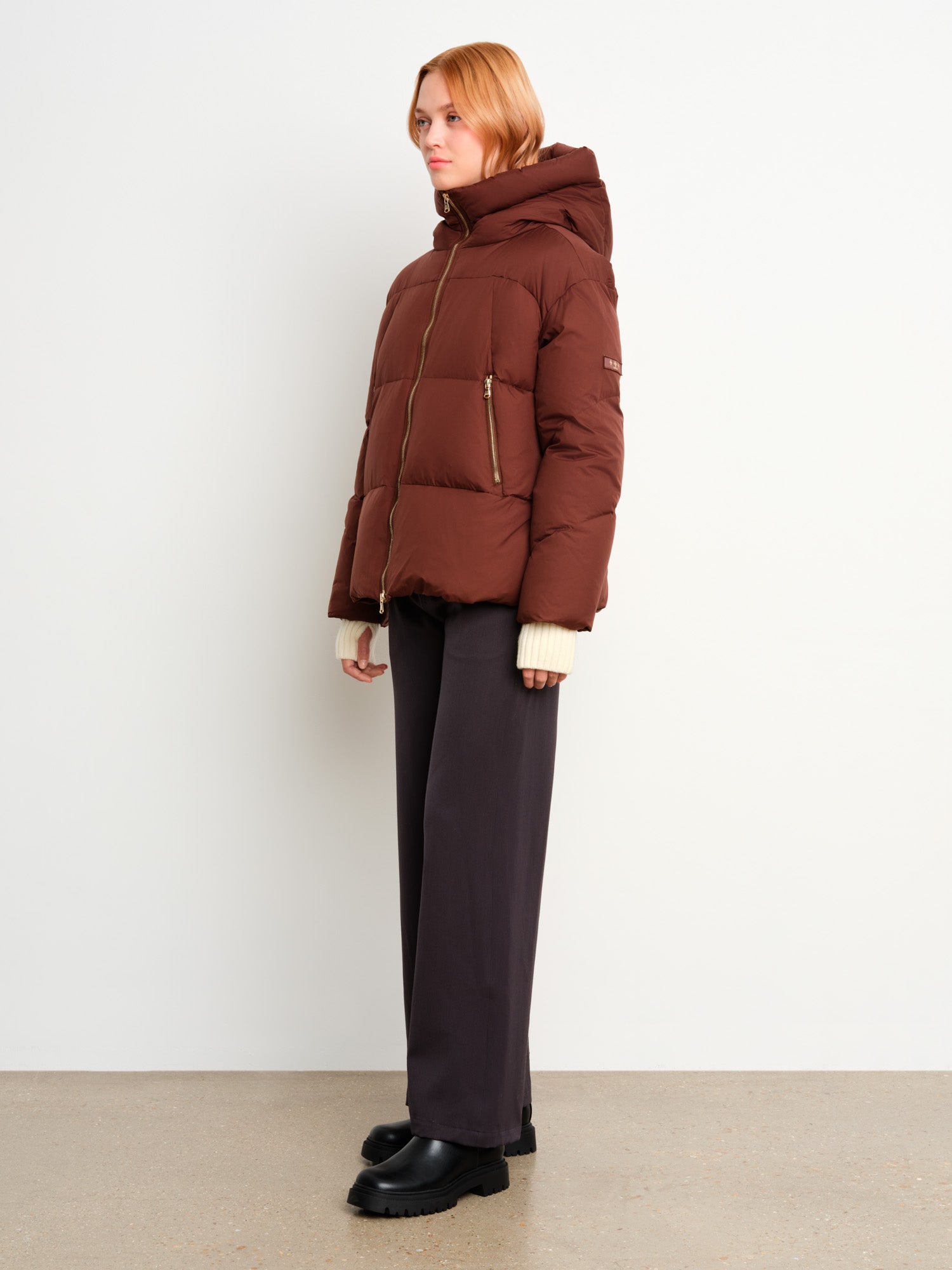 モデル身長175cm、着用サイズ2、着用カラーBROWN