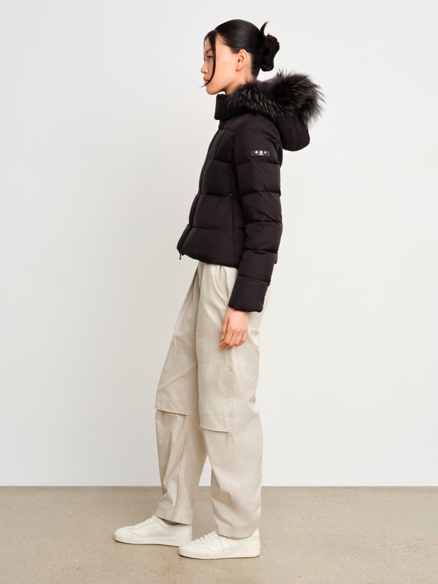 モデル身長175cm、着用サイズ2、着用カラーBLACK