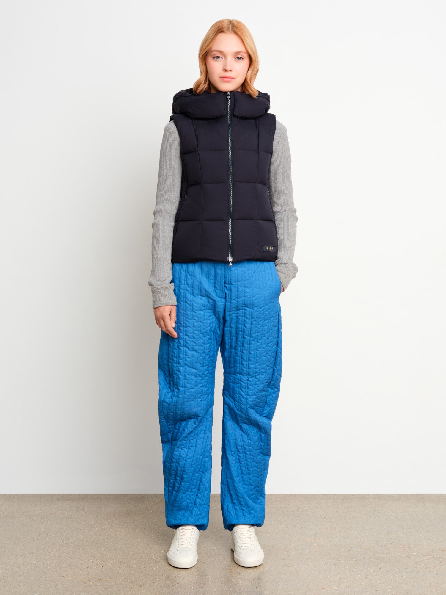 モデル身長175cm、着用サイズ2、着用カラーNAVY