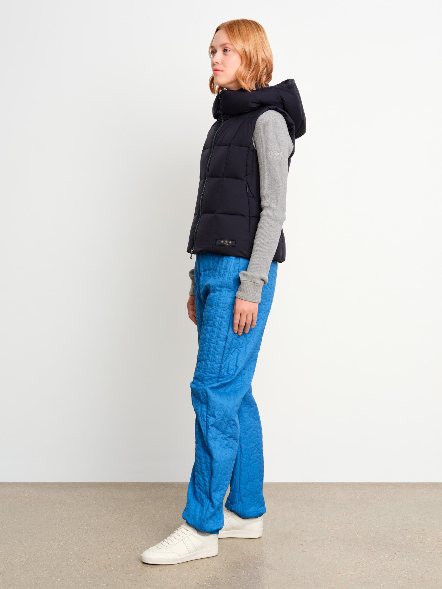 モデル身長175cm、着用サイズ2、着用カラーNAVY