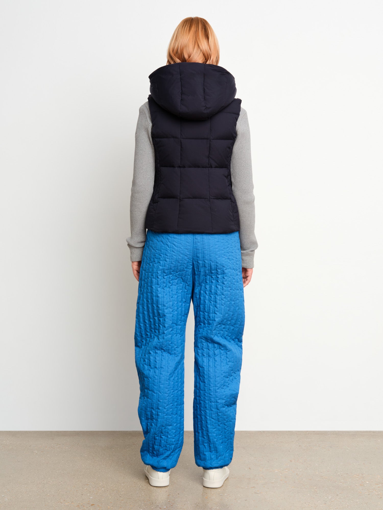 モデル身長175cm、着用サイズ2、着用カラーNAVY