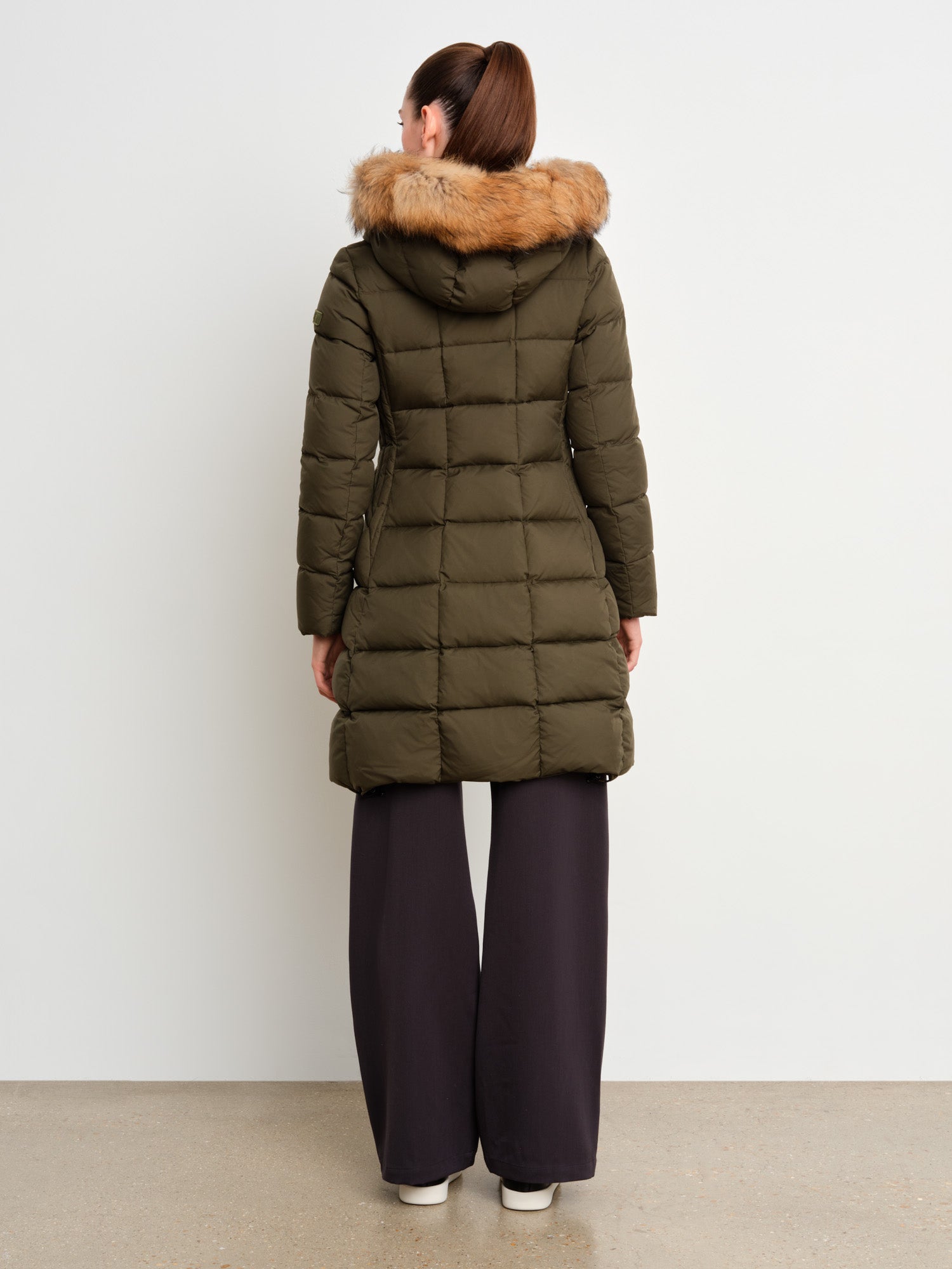 モデル身長175cm、着用サイズ2、着用カラーKHAKI